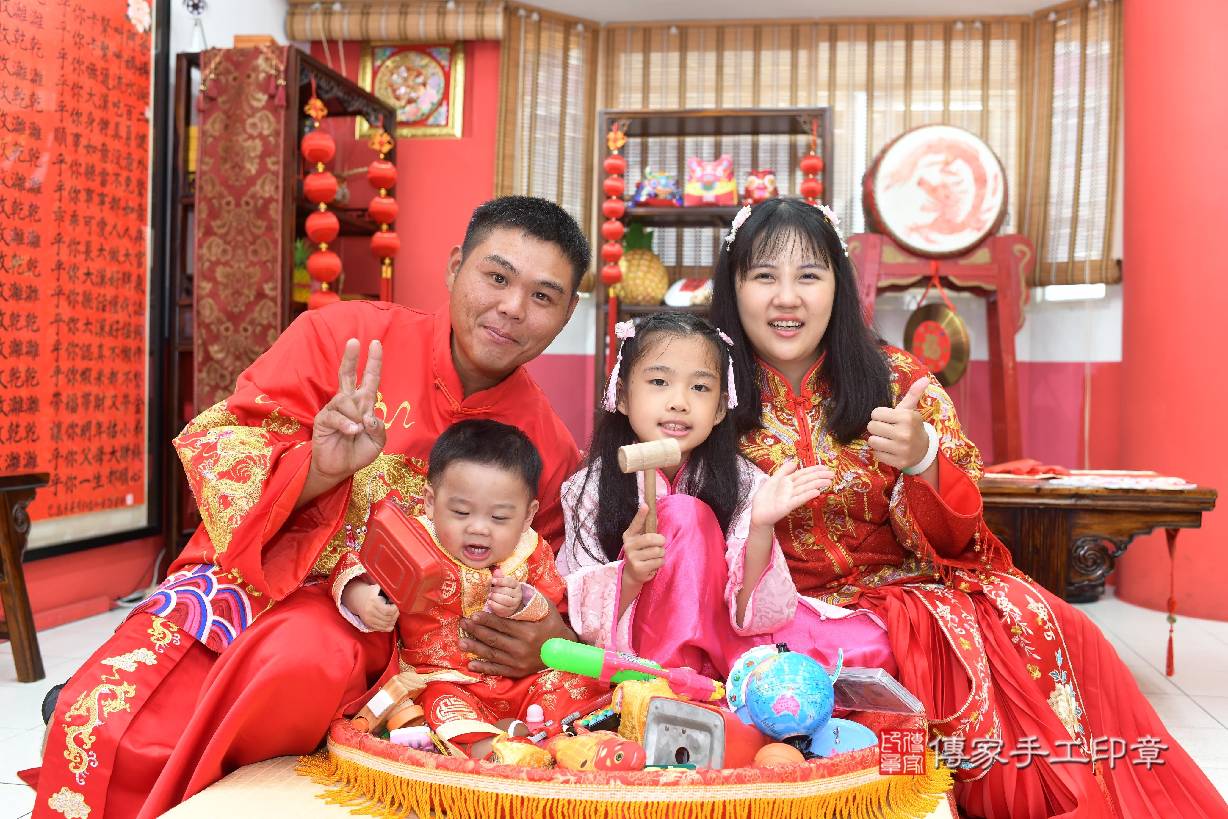 傳家手工印章高雄店、抓周、度脺、中國風會場、傳家嬰兒古禮、吉祥話、抓周道具物品24種、拍照。抓周證書。寶寶抓周、滿周歲、生日快樂、祝福 傳家手工印章高雄店、抓周、度脺、中國風會場、傳家嬰兒古禮、吉祥話、抓周道具物品24種、拍照。抓周證書。寶寶抓周、滿周歲、生日快樂、祝福