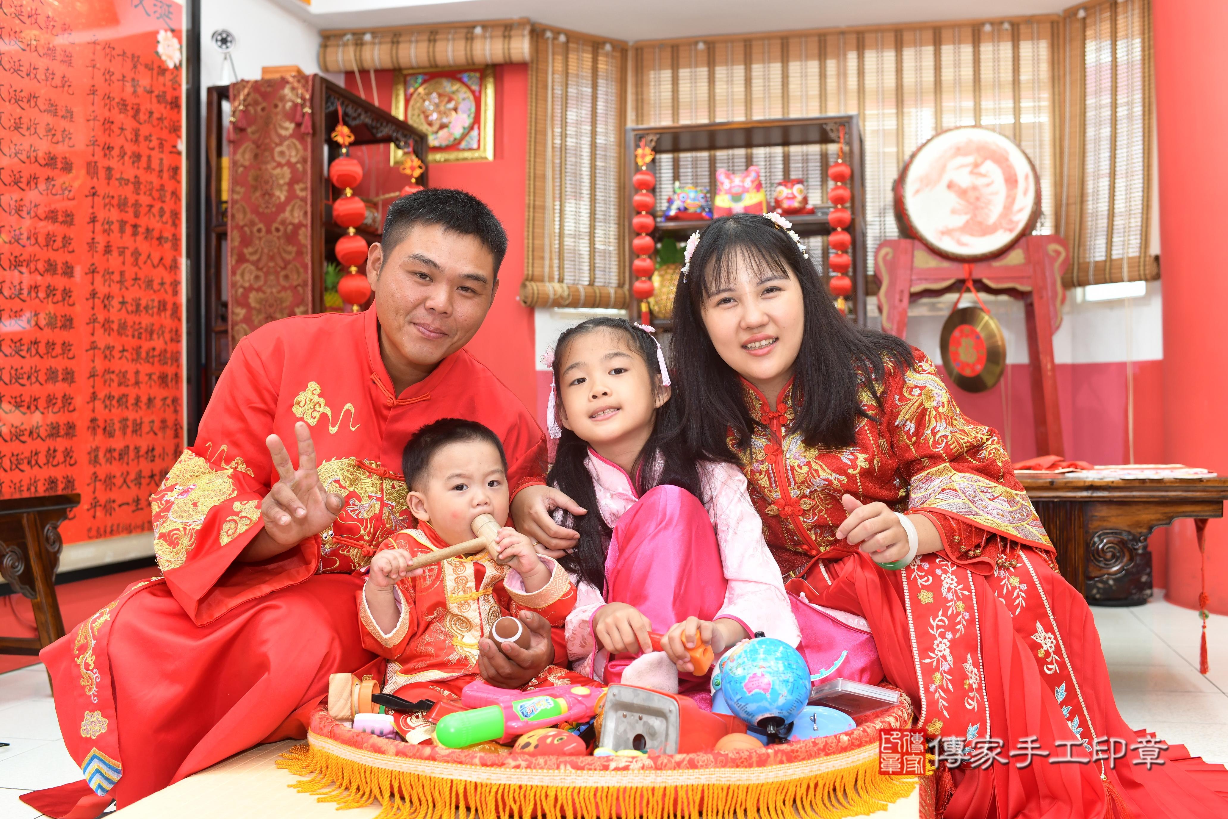 傳家手工印章高雄店、抓周、度脺、中國風會場、傳家嬰兒古禮、吉祥話、抓周道具物品24種、拍照。抓周證書。寶寶抓周、滿周歲、生日快樂、祝福 傳家手工印章高雄店、抓周、度脺、中國風會場、傳家嬰兒古禮、吉祥話、抓周道具物品24種、拍照。抓周證書。寶寶抓周、滿周歲、生日快樂、祝福