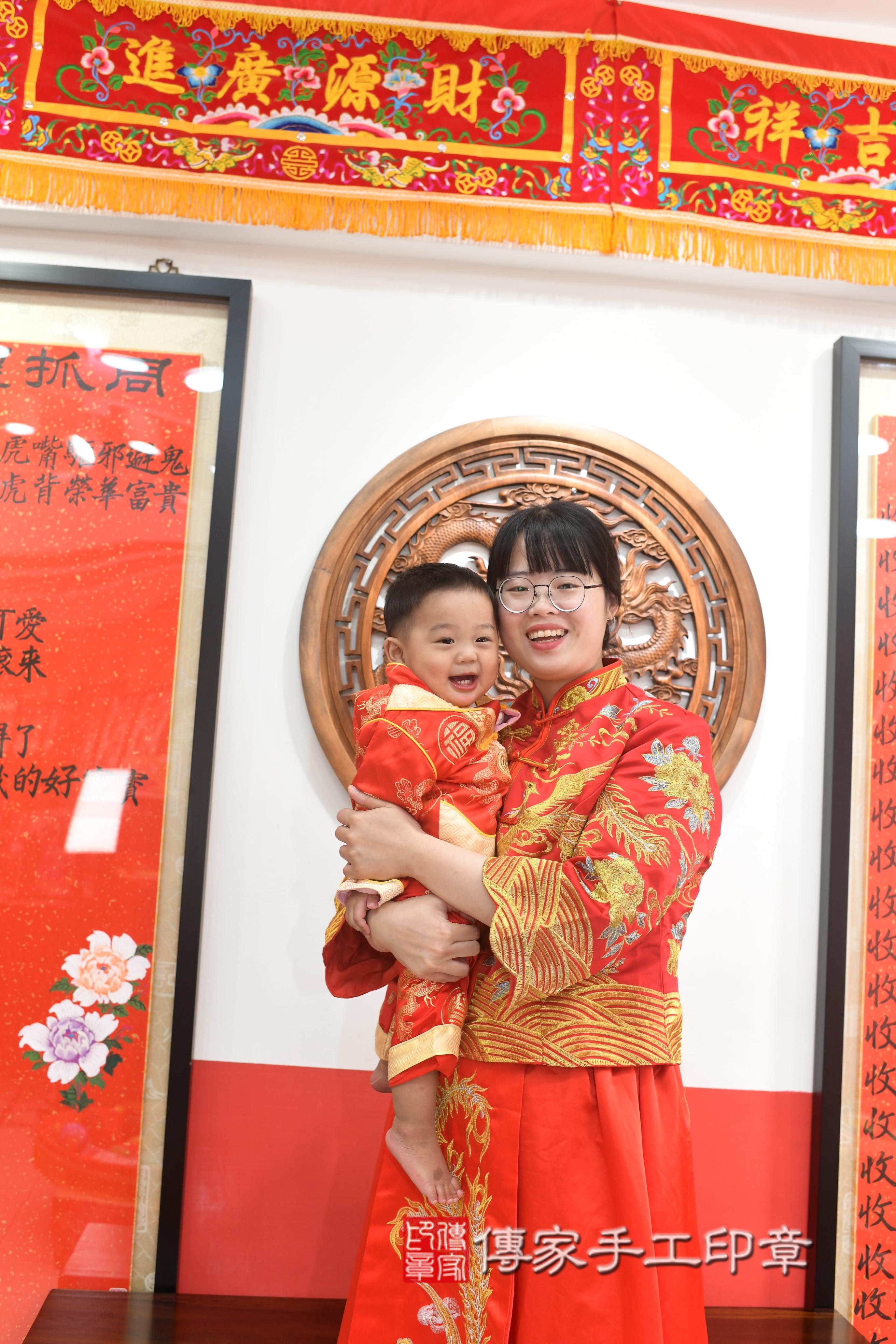 傳家手工印章高雄店、抓周、度脺、中國風會場、傳家嬰兒古禮、吉祥話、抓周道具物品24種、拍照。抓周證書。寶寶抓周、滿周歲、生日快樂、祝福 傳家手工印章高雄店、抓周、度脺、中國風會場、傳家嬰兒古禮、吉祥話、抓周道具物品24種、拍照。抓周證書。寶寶抓周、滿周歲、生日快樂、祝福