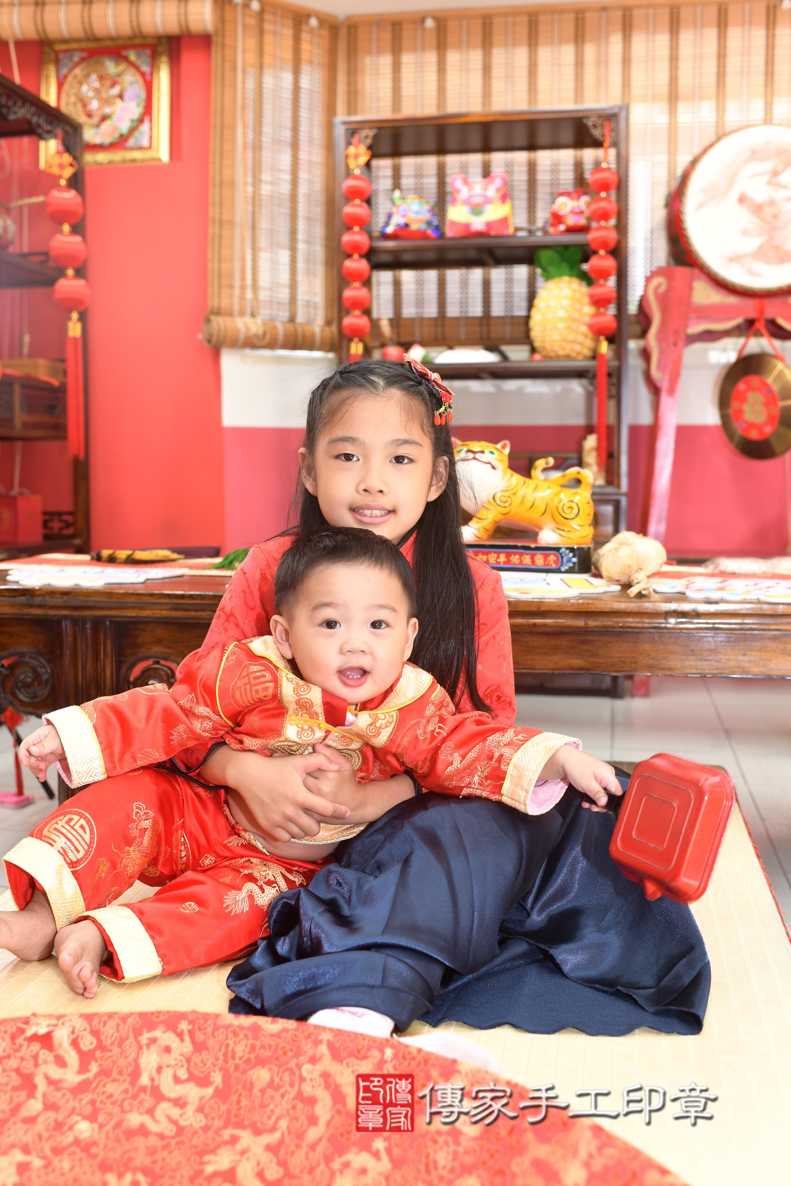 傳家手工印章高雄店、抓周、度脺、中國風會場、傳家嬰兒古禮、吉祥話、抓周道具物品24種、拍照。抓周證書。寶寶抓周、滿周歲、生日快樂、祝福 傳家手工印章高雄店、抓周、度脺、中國風會場、傳家嬰兒古禮、吉祥話、抓周道具物品24種、拍照。抓周證書。寶寶抓周、滿周歲、生日快樂、祝福