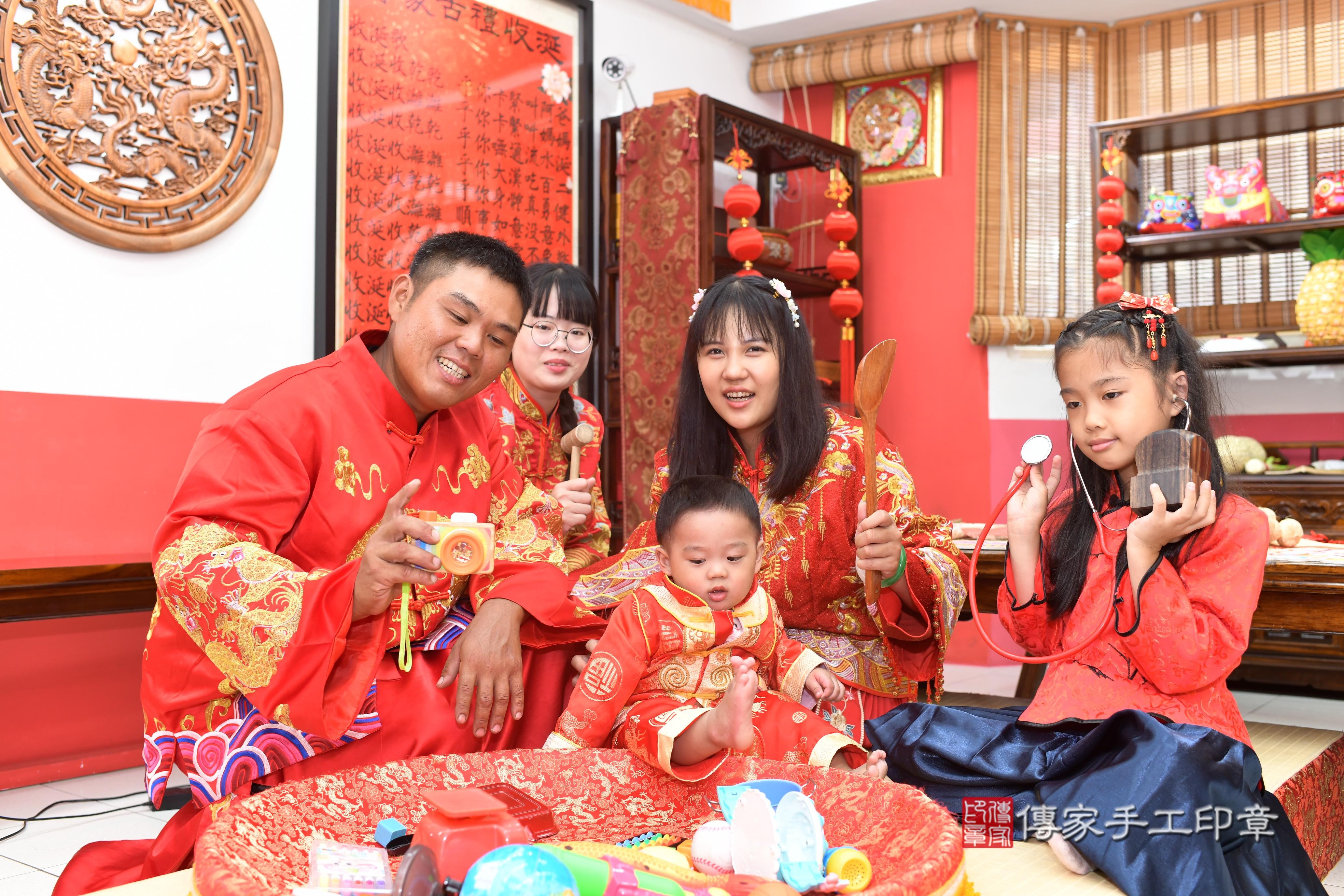 傳家手工印章高雄店、抓周、度脺、中國風會場、傳家嬰兒古禮、吉祥話、抓周道具物品24種、拍照。抓周證書。寶寶抓周、滿周歲、生日快樂、祝福 傳家手工印章高雄店、抓周、度脺、中國風會場、傳家嬰兒古禮、吉祥話、抓周道具物品24種、拍照。抓周證書。寶寶抓周、滿周歲、生日快樂、祝福