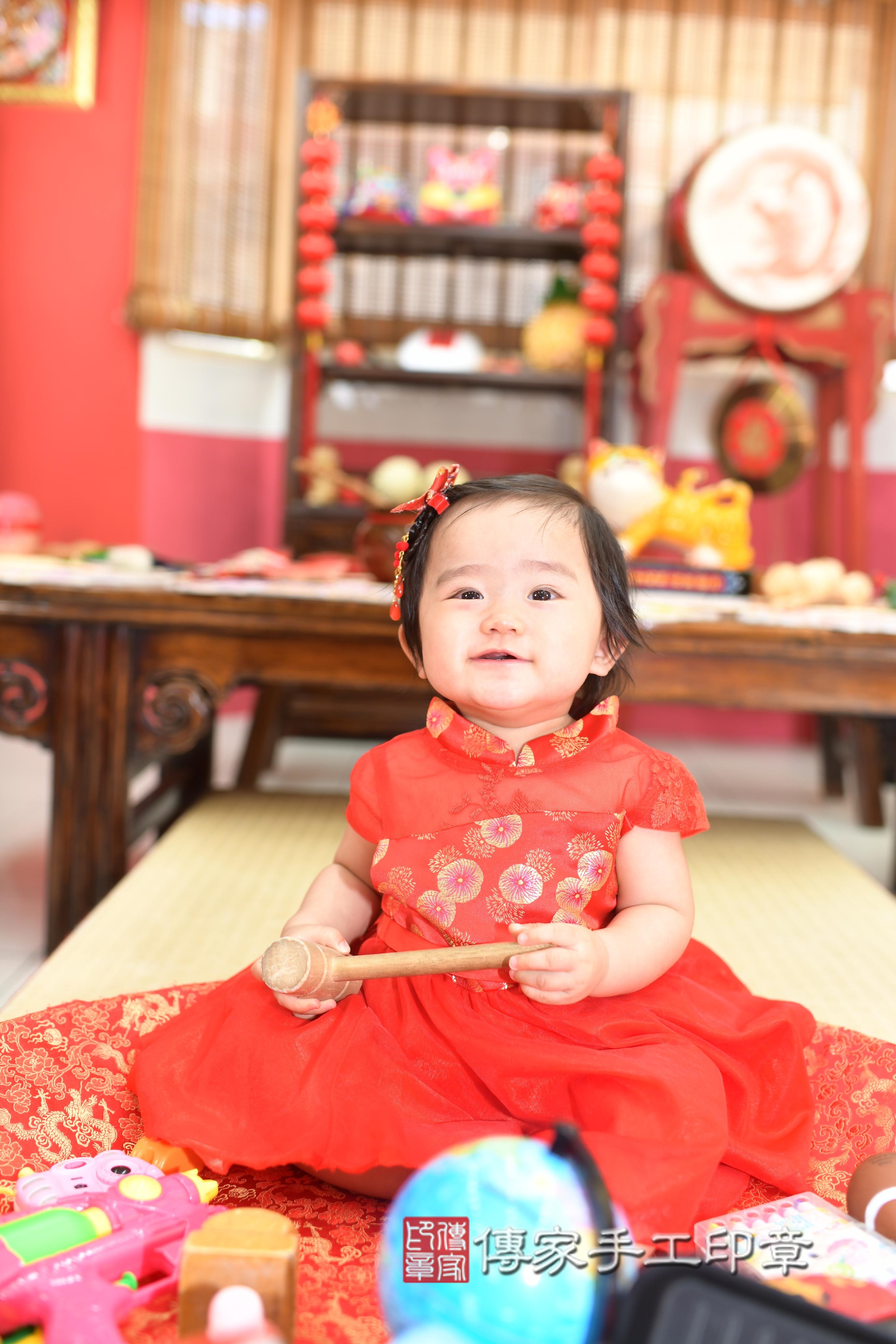 傳家手工印章高雄店、抓周、度脺、中國風會場、傳家嬰兒古禮、吉祥話、抓周道具物品24種、拍照。抓周證書。寶寶抓周、滿周歲、生日快樂、祝福 傳家手工印章高雄店、抓周、度脺、中國風會場、傳家嬰兒古禮、吉祥話、抓周道具物品24種、拍照。抓周證書。寶寶抓周、滿周歲、生日快樂、祝福