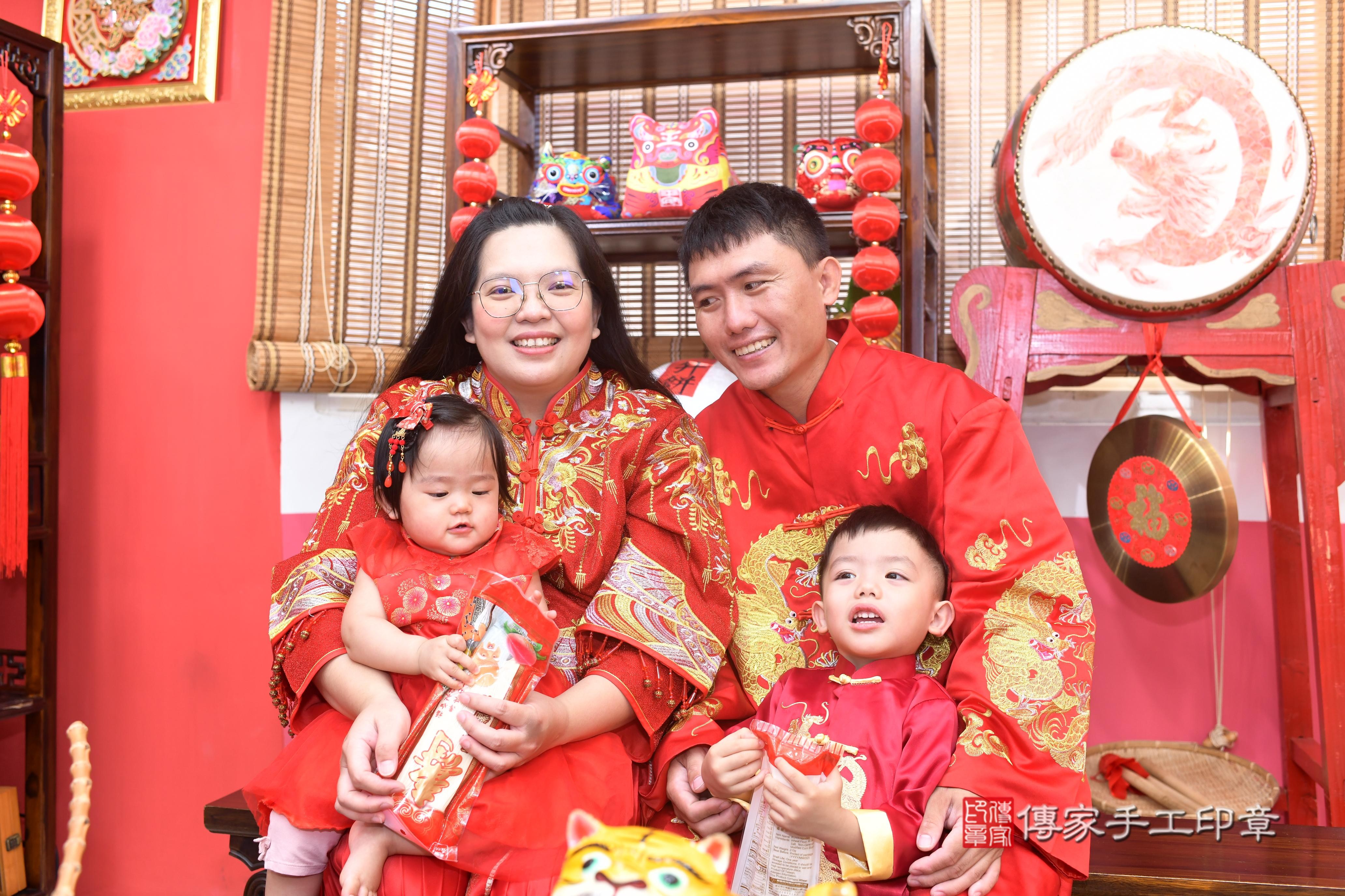 傳家手工印章高雄店、抓周、度脺、中國風會場、傳家嬰兒古禮、吉祥話、抓周道具物品24種、拍照。抓周證書。寶寶抓周、滿周歲、生日快樂、祝福 傳家手工印章高雄店、抓周、度脺、中國風會場、傳家嬰兒古禮、吉祥話、抓周道具物品24種、拍照。抓周證書。寶寶抓周、滿周歲、生日快樂、祝福