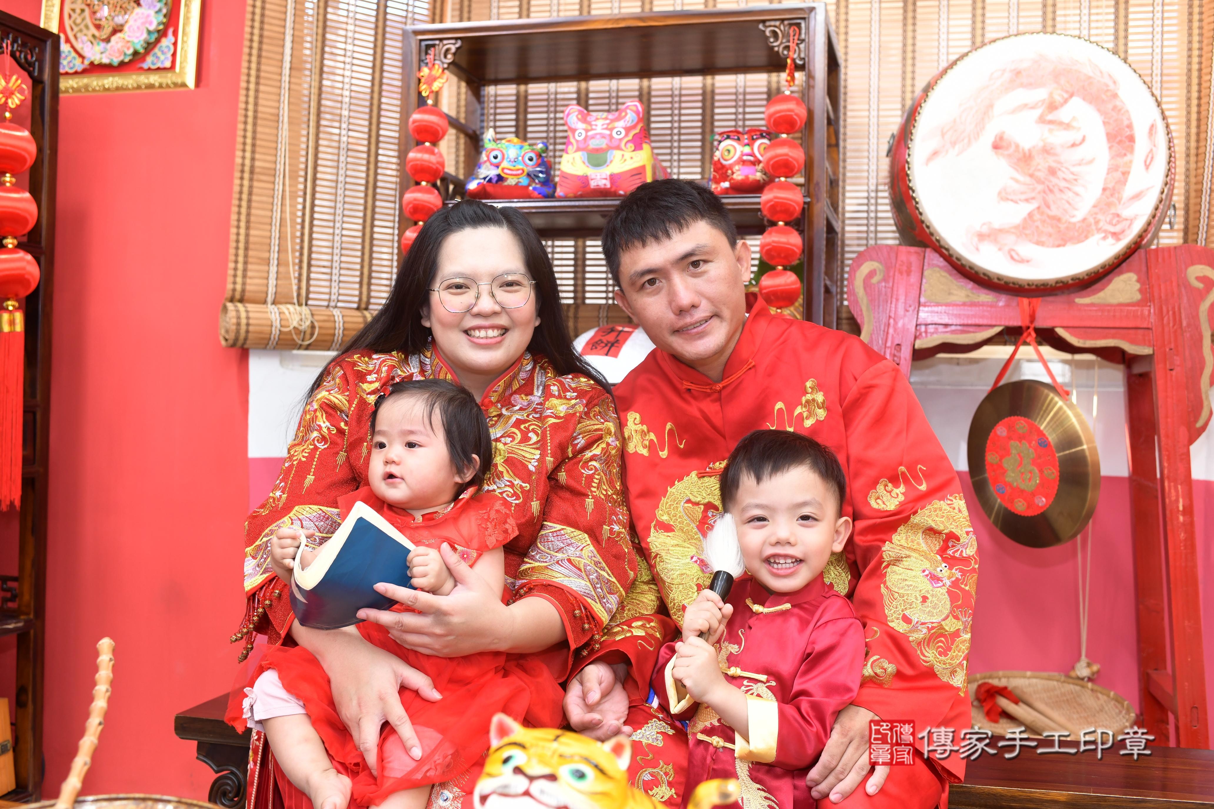 傳家手工印章高雄店、抓周、度脺、中國風會場、傳家嬰兒古禮、吉祥話、抓周道具物品24種、拍照。抓周證書。寶寶抓周、滿周歲、生日快樂、祝福 傳家手工印章高雄店、抓周、度脺、中國風會場、傳家嬰兒古禮、吉祥話、抓周道具物品24種、拍照。抓周證書。寶寶抓周、滿周歲、生日快樂、祝福