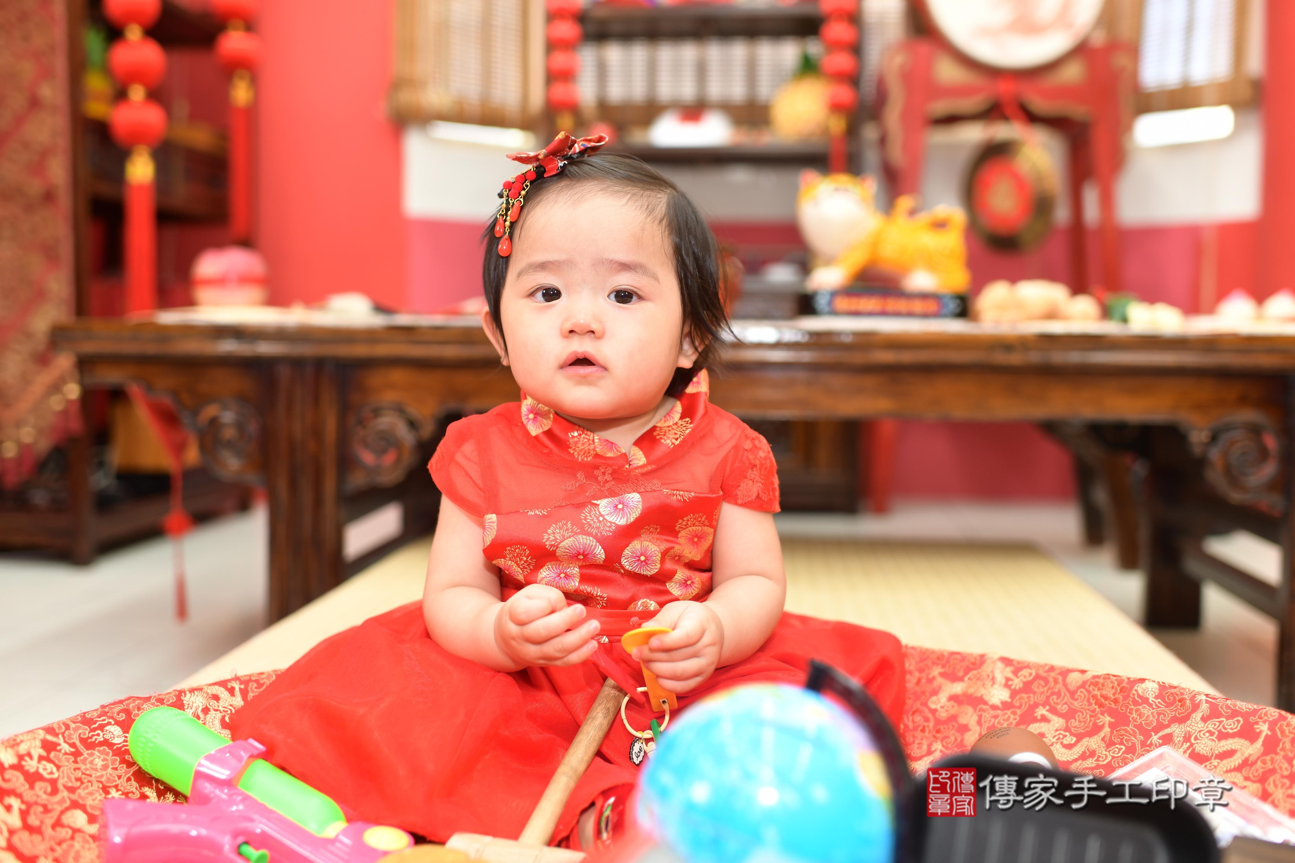 傳家手工印章高雄店、抓周、度脺、中國風會場、傳家嬰兒古禮、吉祥話、抓周道具物品24種、拍照。抓周證書。寶寶抓周、滿周歲、生日快樂、祝福 傳家手工印章高雄店、抓周、度脺、中國風會場、傳家嬰兒古禮、吉祥話、抓周道具物品24種、拍照。抓周證書。寶寶抓周、滿周歲、生日快樂、祝福