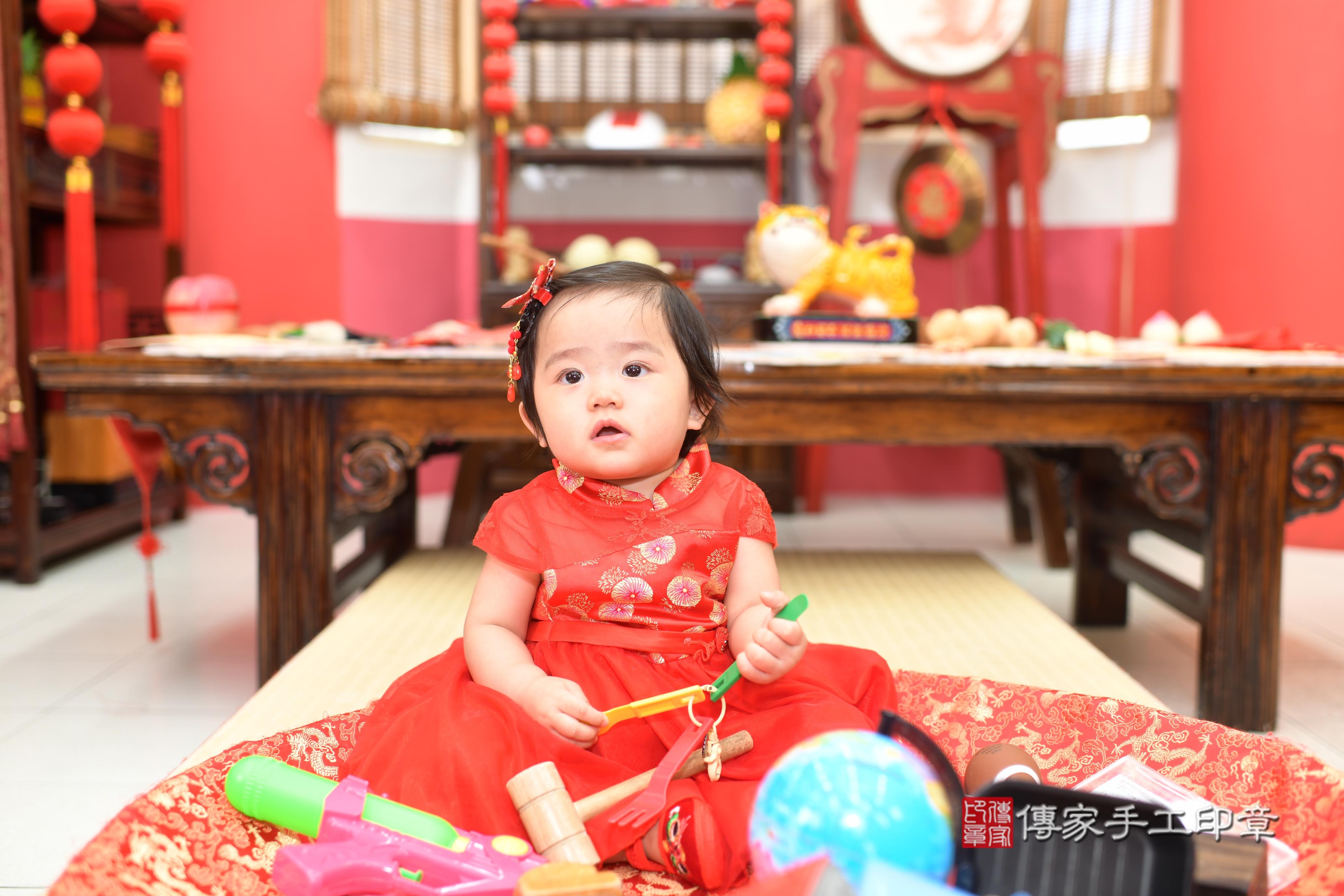 傳家手工印章高雄店、抓周、度脺、中國風會場、傳家嬰兒古禮、吉祥話、抓周道具物品24種、拍照。抓周證書。寶寶抓周、滿周歲、生日快樂、祝福 傳家手工印章高雄店、抓周、度脺、中國風會場、傳家嬰兒古禮、吉祥話、抓周道具物品24種、拍照。抓周證書。寶寶抓周、滿周歲、生日快樂、祝福