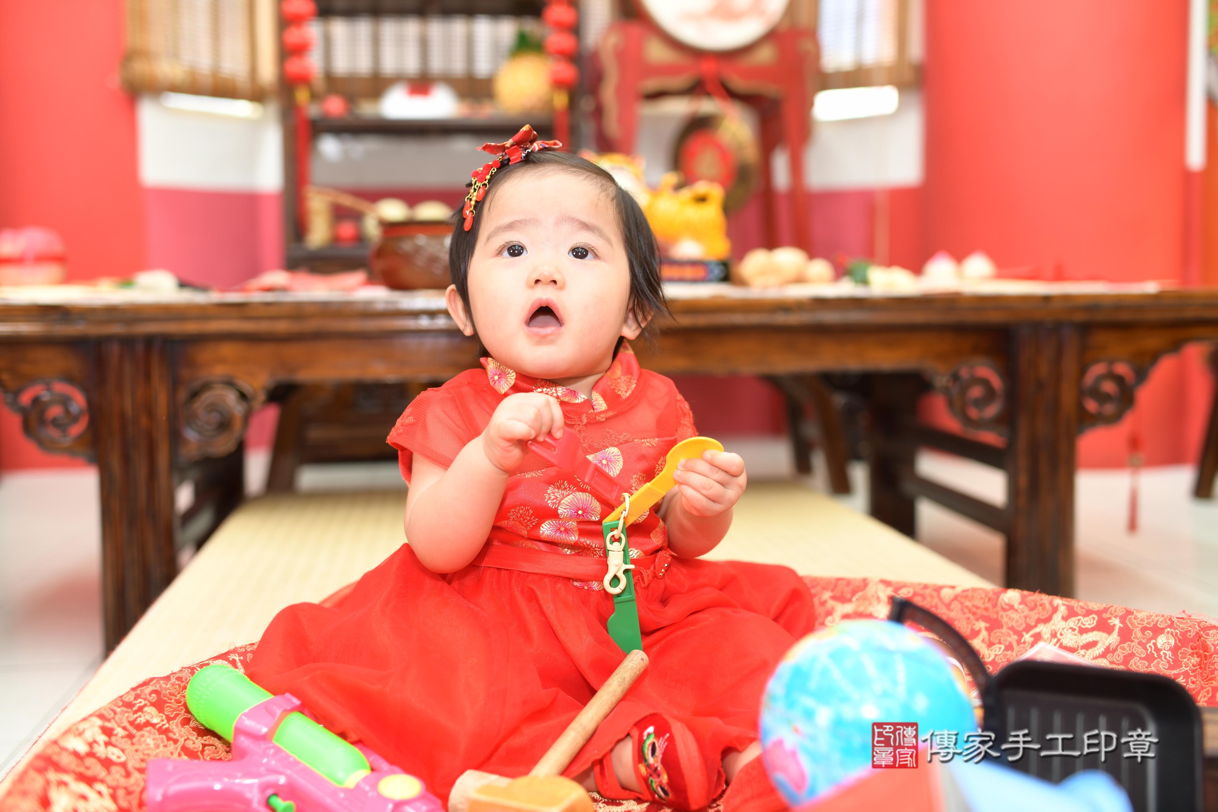 傳家手工印章高雄店、抓周、度脺、中國風會場、傳家嬰兒古禮、吉祥話、抓周道具物品24種、拍照。抓周證書。寶寶抓周、滿周歲、生日快樂、祝福 傳家手工印章高雄店、抓周、度脺、中國風會場、傳家嬰兒古禮、吉祥話、抓周道具物品24種、拍照。抓周證書。寶寶抓周、滿周歲、生日快樂、祝福