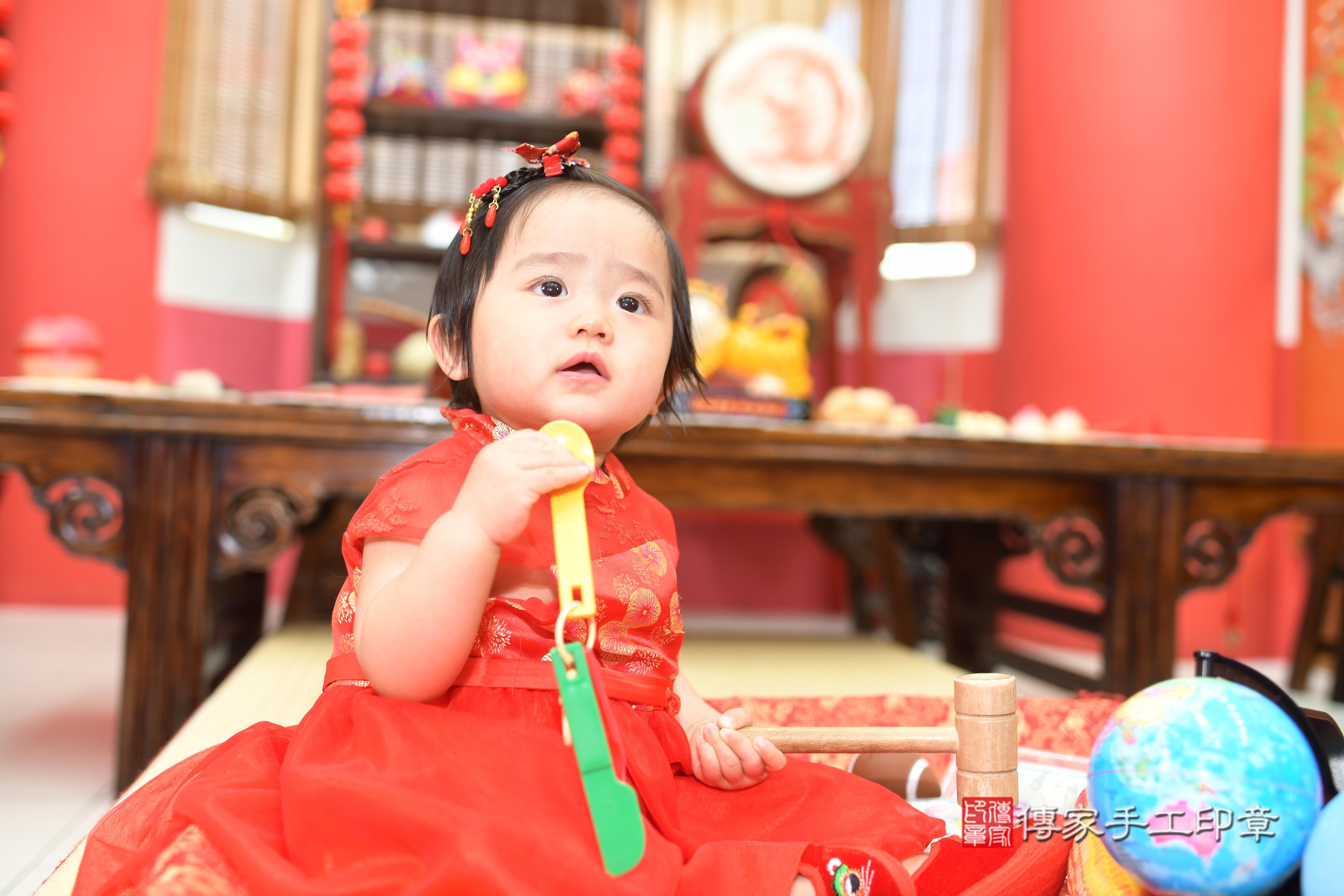 傳家手工印章高雄店、抓周、度脺、中國風會場、傳家嬰兒古禮、吉祥話、抓周道具物品24種、拍照。抓周證書。寶寶抓周、滿周歲、生日快樂、祝福 傳家手工印章高雄店、抓周、度脺、中國風會場、傳家嬰兒古禮、吉祥話、抓周道具物品24種、拍照。抓周證書。寶寶抓周、滿周歲、生日快樂、祝福