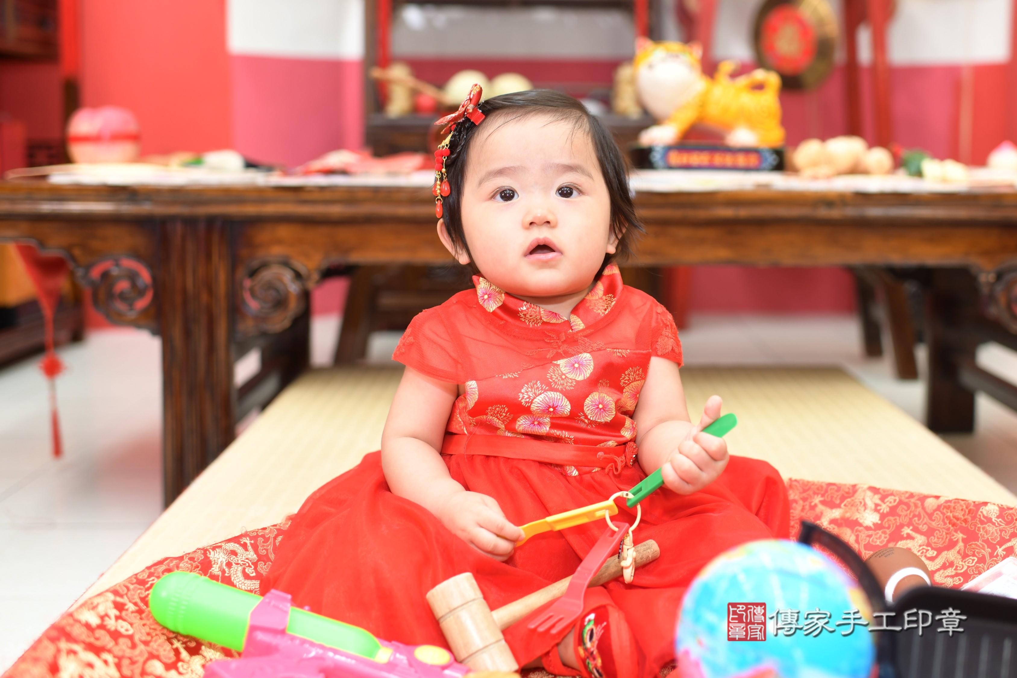 傳家手工印章高雄店、抓周、度脺、中國風會場、傳家嬰兒古禮、吉祥話、抓周道具物品24種、拍照。抓周證書。寶寶抓周、滿周歲、生日快樂、祝福 傳家手工印章高雄店、抓周、度脺、中國風會場、傳家嬰兒古禮、吉祥話、抓周道具物品24種、拍照。抓周證書。寶寶抓周、滿周歲、生日快樂、祝福