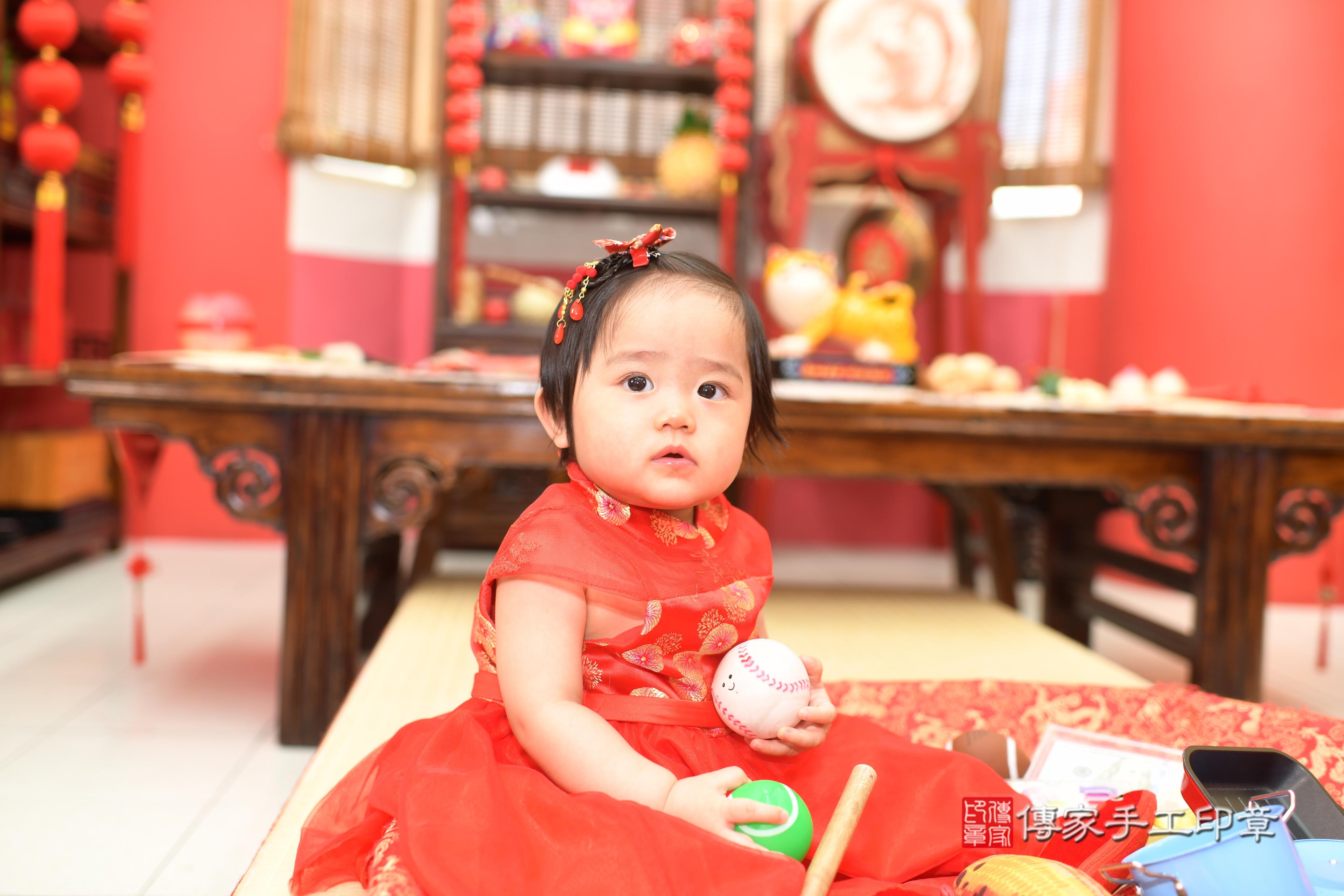 傳家手工印章高雄店、抓周、度脺、中國風會場、傳家嬰兒古禮、吉祥話、抓周道具物品24種、拍照。抓周證書。寶寶抓周、滿周歲、生日快樂、祝福 傳家手工印章高雄店、抓周、度脺、中國風會場、傳家嬰兒古禮、吉祥話、抓周道具物品24種、拍照。抓周證書。寶寶抓周、滿周歲、生日快樂、祝福