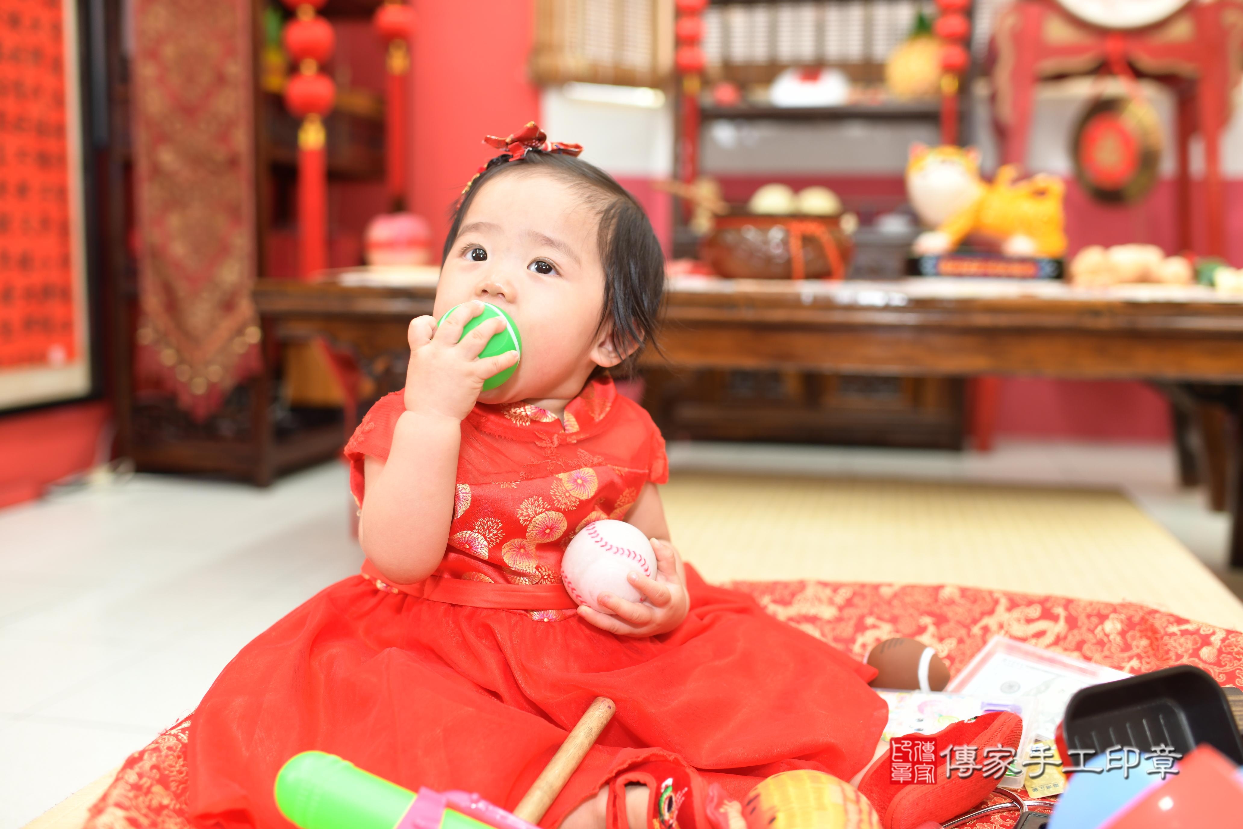 傳家手工印章高雄店、抓周、度脺、中國風會場、傳家嬰兒古禮、吉祥話、抓周道具物品24種、拍照。抓周證書。寶寶抓周、滿周歲、生日快樂、祝福 傳家手工印章高雄店、抓周、度脺、中國風會場、傳家嬰兒古禮、吉祥話、抓周道具物品24種、拍照。抓周證書。寶寶抓周、滿周歲、生日快樂、祝福