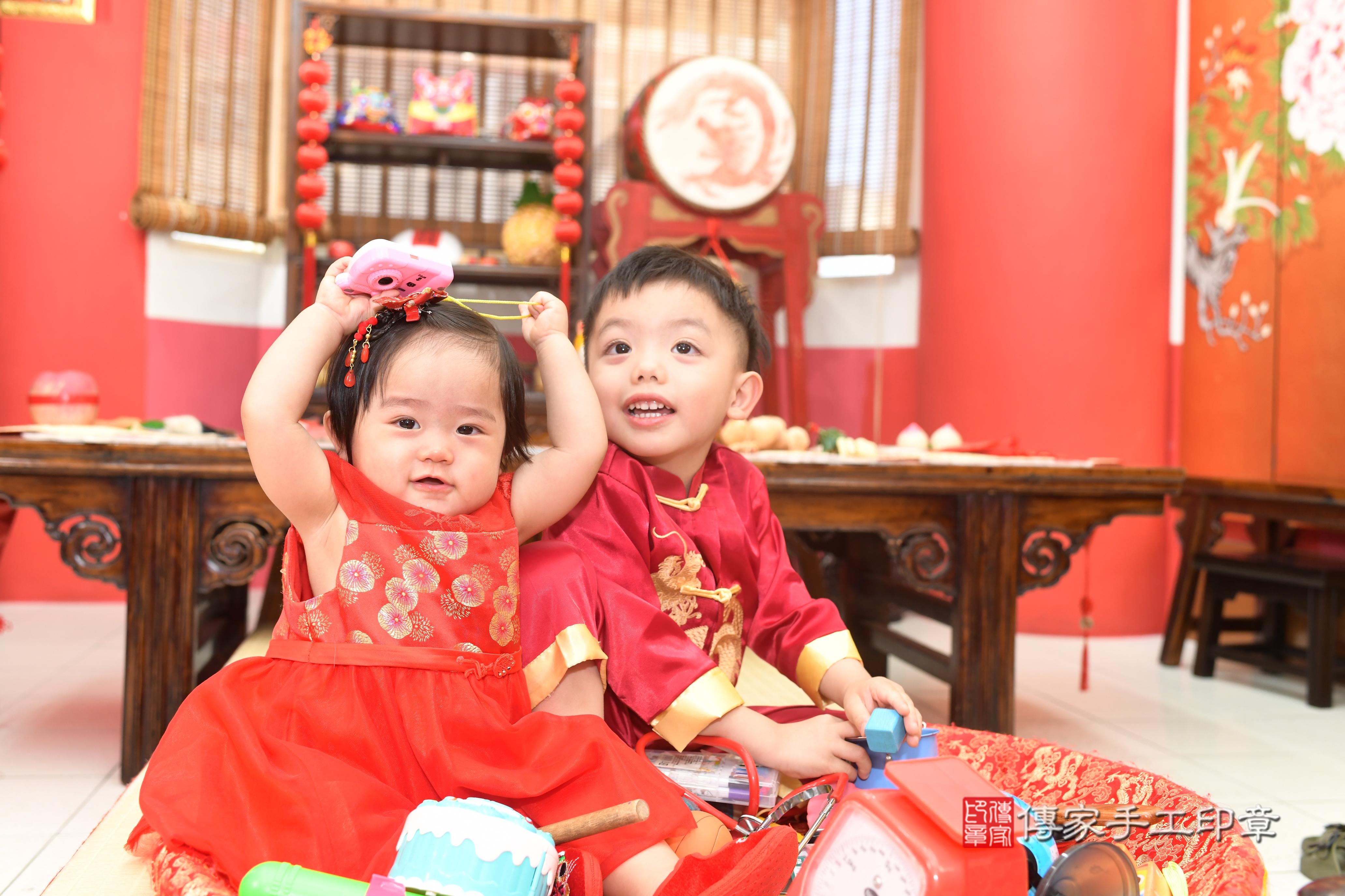 傳家手工印章高雄店、抓周、度脺、中國風會場、傳家嬰兒古禮、吉祥話、抓周道具物品24種、拍照。抓周證書。寶寶抓周、滿周歲、生日快樂、祝福 傳家手工印章高雄店、抓周、度脺、中國風會場、傳家嬰兒古禮、吉祥話、抓周道具物品24種、拍照。抓周證書。寶寶抓周、滿周歲、生日快樂、祝福