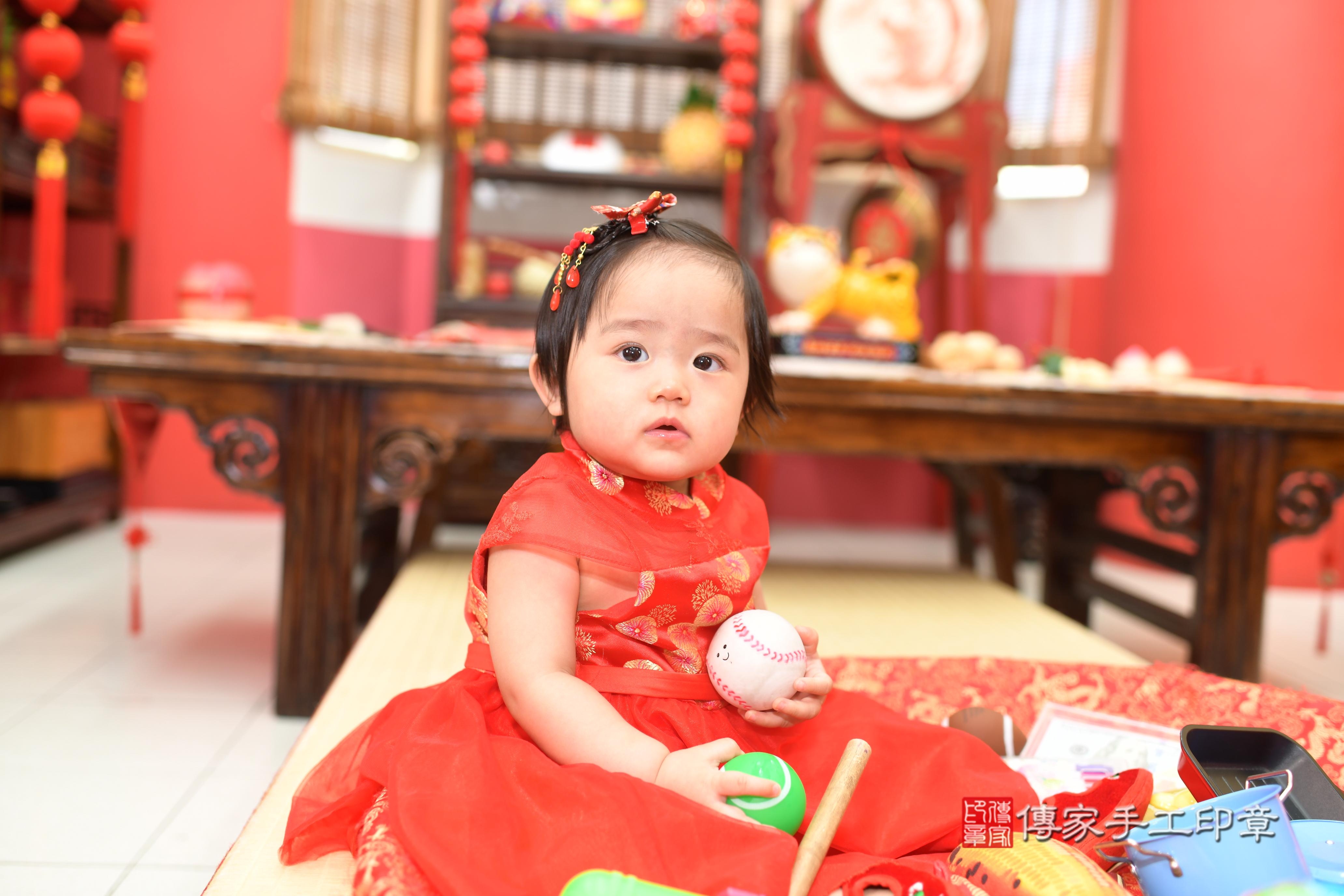 傳家手工印章高雄店、抓周、度脺、中國風會場、傳家嬰兒古禮、吉祥話、抓周道具物品24種、拍照。抓周證書。寶寶抓周、滿周歲、生日快樂、祝福 傳家手工印章高雄店、抓周、度脺、中國風會場、傳家嬰兒古禮、吉祥話、抓周道具物品24種、拍照。抓周證書。寶寶抓周、滿周歲、生日快樂、祝福