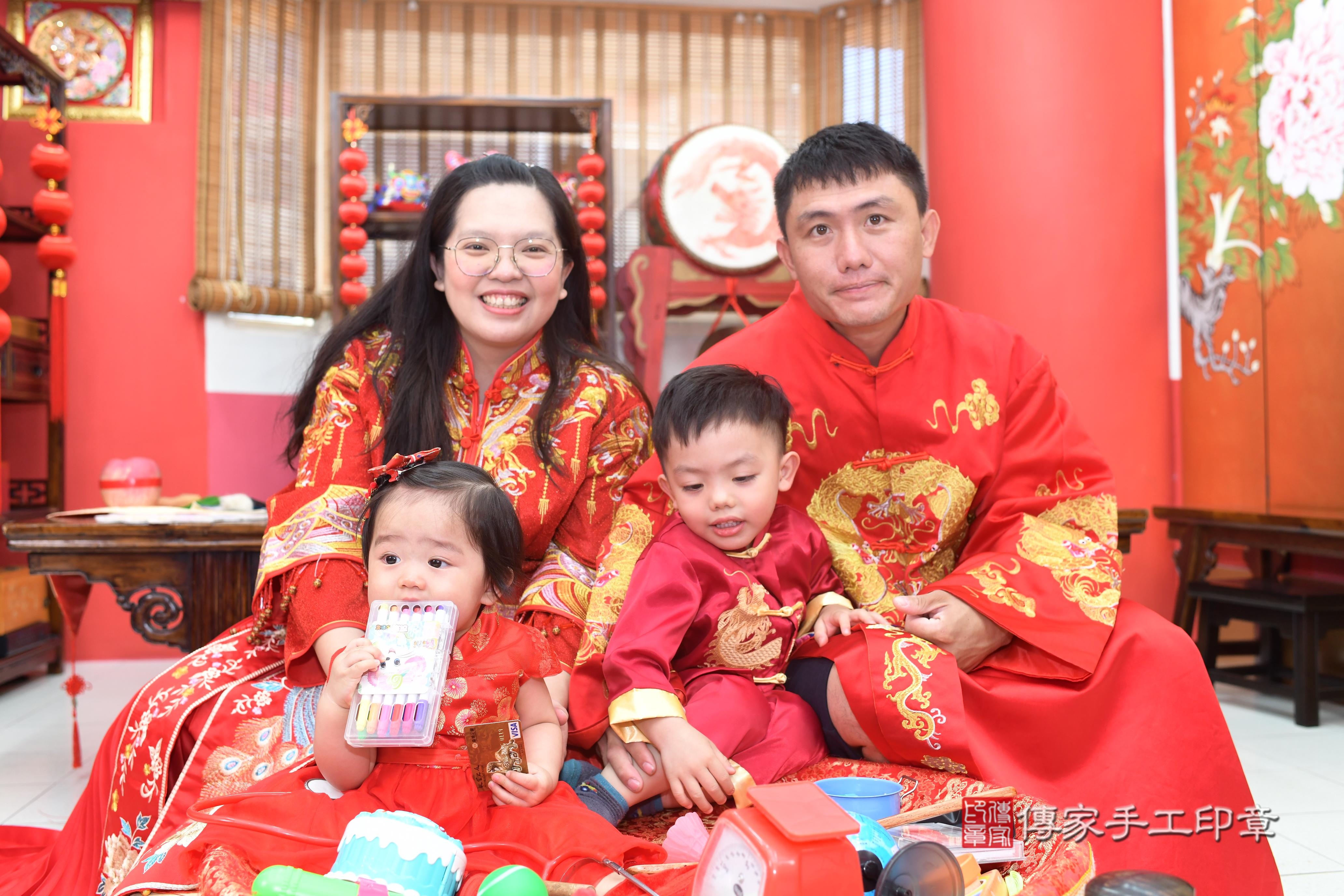 傳家手工印章高雄店、抓周、度脺、中國風會場、傳家嬰兒古禮、吉祥話、抓周道具物品24種、拍照。抓周證書。寶寶抓周、滿周歲、生日快樂、祝福 傳家手工印章高雄店、抓周、度脺、中國風會場、傳家嬰兒古禮、吉祥話、抓周道具物品24種、拍照。抓周證書。寶寶抓周、滿周歲、生日快樂、祝福