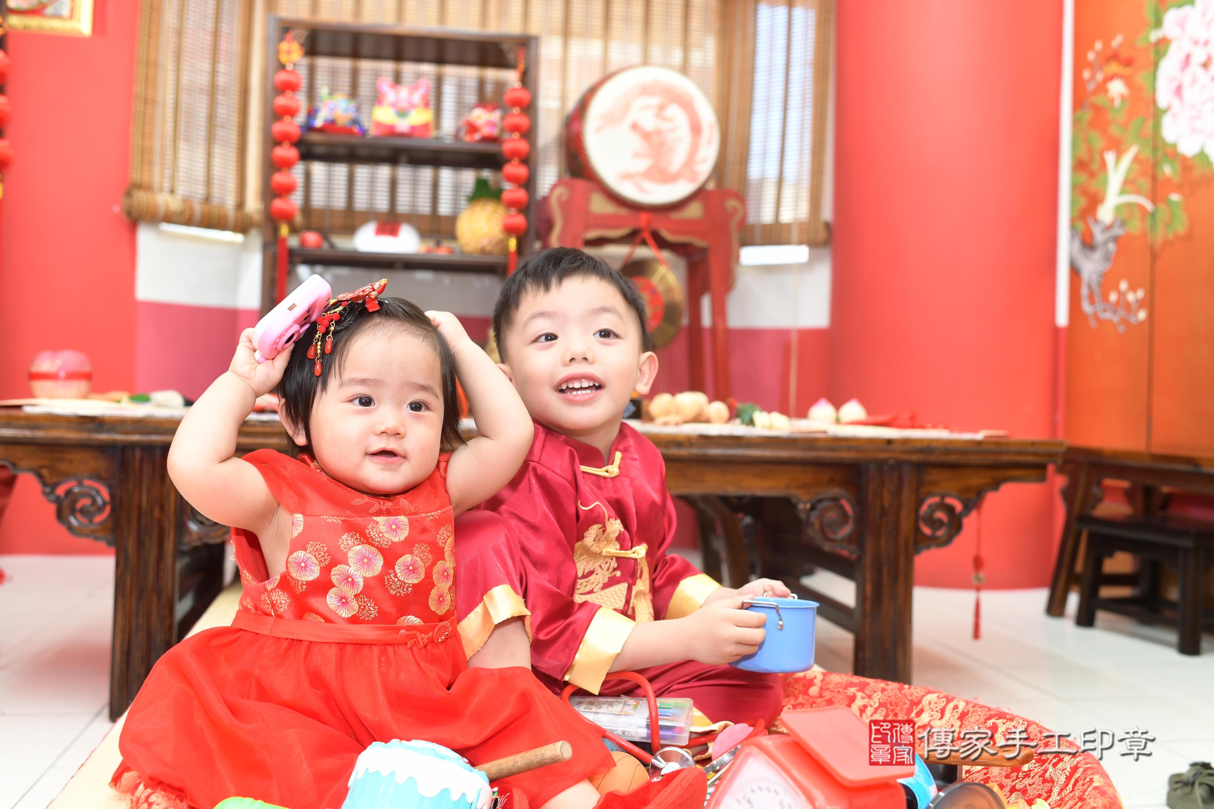 傳家手工印章高雄店、抓周、度脺、中國風會場、傳家嬰兒古禮、吉祥話、抓周道具物品24種、拍照。抓周證書。寶寶抓周、滿周歲、生日快樂、祝福 傳家手工印章高雄店、抓周、度脺、中國風會場、傳家嬰兒古禮、吉祥話、抓周道具物品24種、拍照。抓周證書。寶寶抓周、滿周歲、生日快樂、祝福