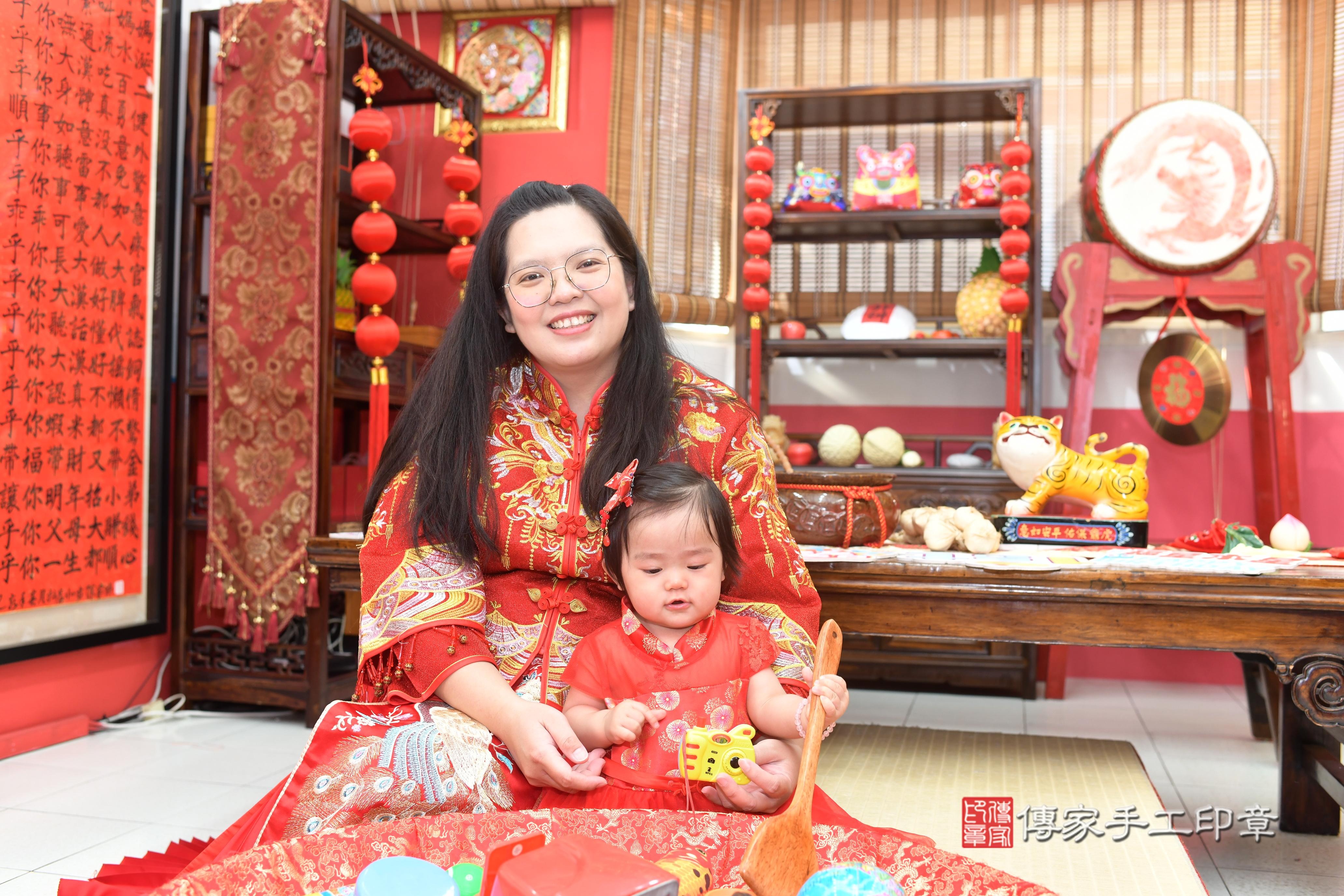 傳家手工印章高雄店、抓周、度脺、中國風會場、傳家嬰兒古禮、吉祥話、抓周道具物品24種、拍照。抓周證書。寶寶抓周、滿周歲、生日快樂、祝福 傳家手工印章高雄店、抓周、度脺、中國風會場、傳家嬰兒古禮、吉祥話、抓周道具物品24種、拍照。抓周證書。寶寶抓周、滿周歲、生日快樂、祝福