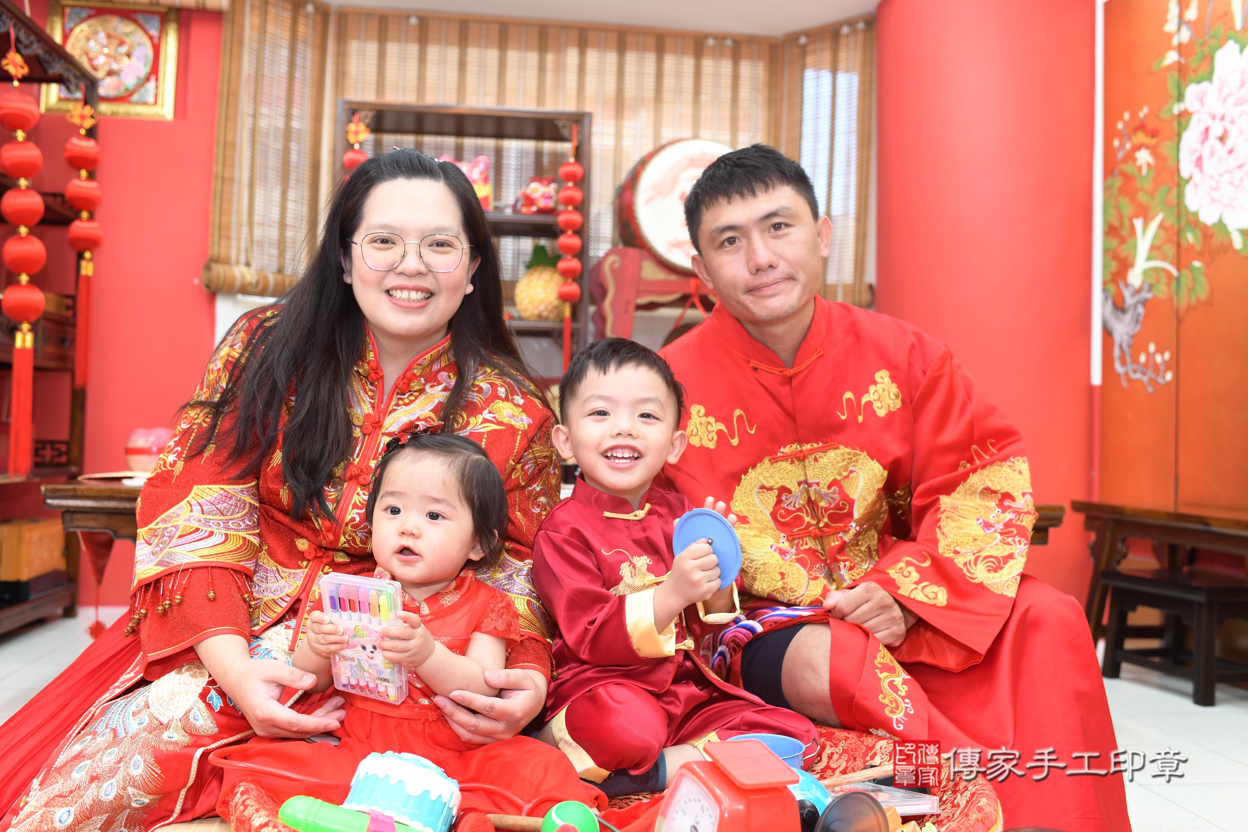 傳家手工印章高雄店、抓周、度脺、中國風會場、傳家嬰兒古禮、吉祥話、抓周道具物品24種、拍照。抓周證書。寶寶抓周、滿周歲、生日快樂、祝福 傳家手工印章高雄店、抓周、度脺、中國風會場、傳家嬰兒古禮、吉祥話、抓周道具物品24種、拍照。抓周證書。寶寶抓周、滿周歲、生日快樂、祝福