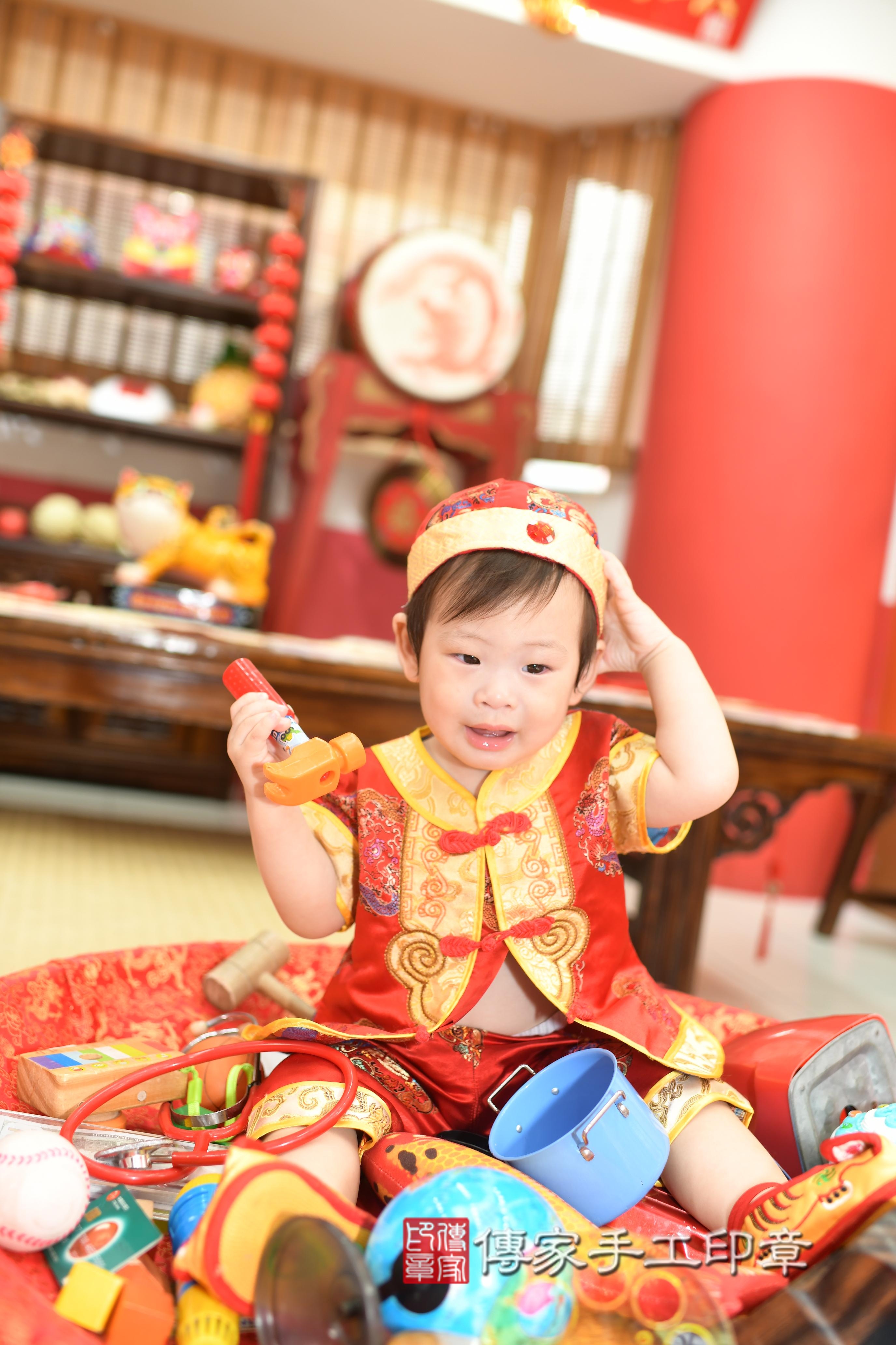 傳家手工印章高雄店、抓周、度脺、中國風會場、傳家嬰兒古禮、吉祥話、抓周道具物品24種、拍照。抓周證書。寶寶抓周、滿周歲、生日快樂、祝福 傳家手工印章高雄店、抓周、度脺、中國風會場、傳家嬰兒古禮、吉祥話、抓周道具物品24種、拍照。抓周證書。寶寶抓周、滿周歲、生日快樂、祝福