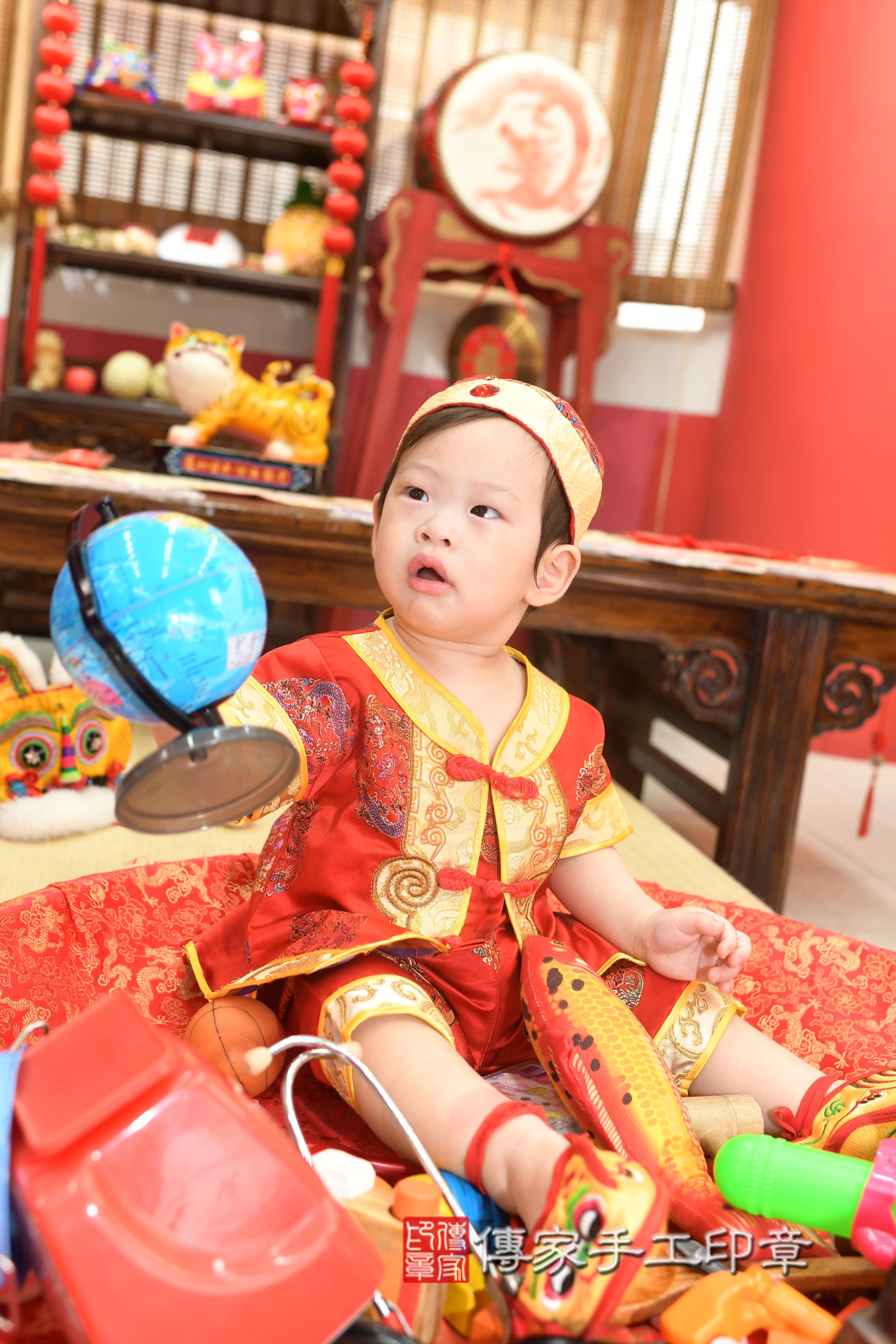 傳家手工印章高雄店、抓周、度脺、中國風會場、傳家嬰兒古禮、吉祥話、抓周道具物品24種、拍照。抓周證書。寶寶抓周、滿周歲、生日快樂、祝福 傳家手工印章高雄店、抓周、度脺、中國風會場、傳家嬰兒古禮、吉祥話、抓周道具物品24種、拍照。抓周證書。寶寶抓周、滿周歲、生日快樂、祝福