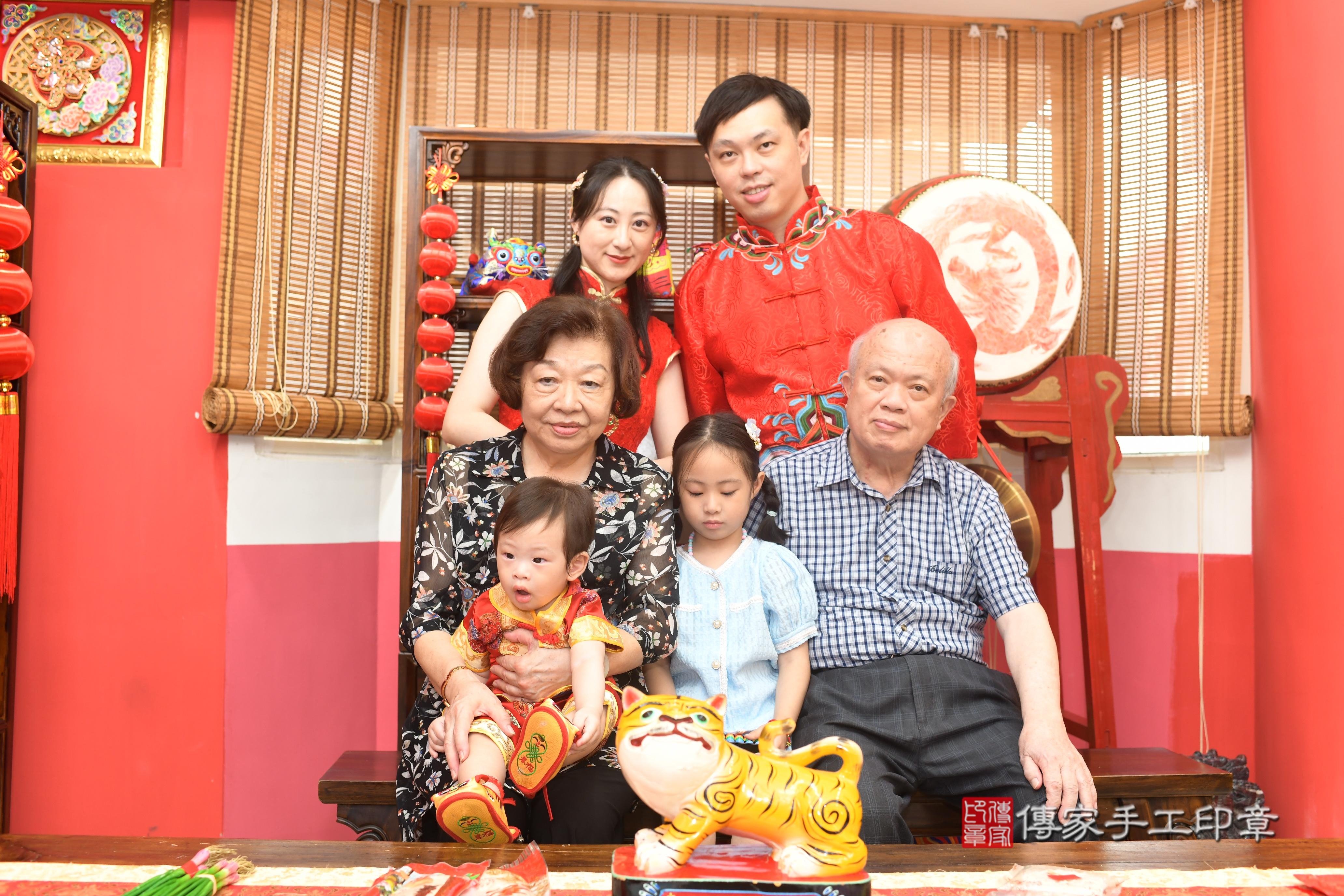 傳家手工印章高雄店、抓周、度脺、中國風會場、傳家嬰兒古禮、吉祥話、抓周道具物品24種、拍照。抓周證書。寶寶抓周、滿周歲、生日快樂、祝福 傳家手工印章高雄店、抓周、度脺、中國風會場、傳家嬰兒古禮、吉祥話、抓周道具物品24種、拍照。抓周證書。寶寶抓周、滿周歲、生日快樂、祝福