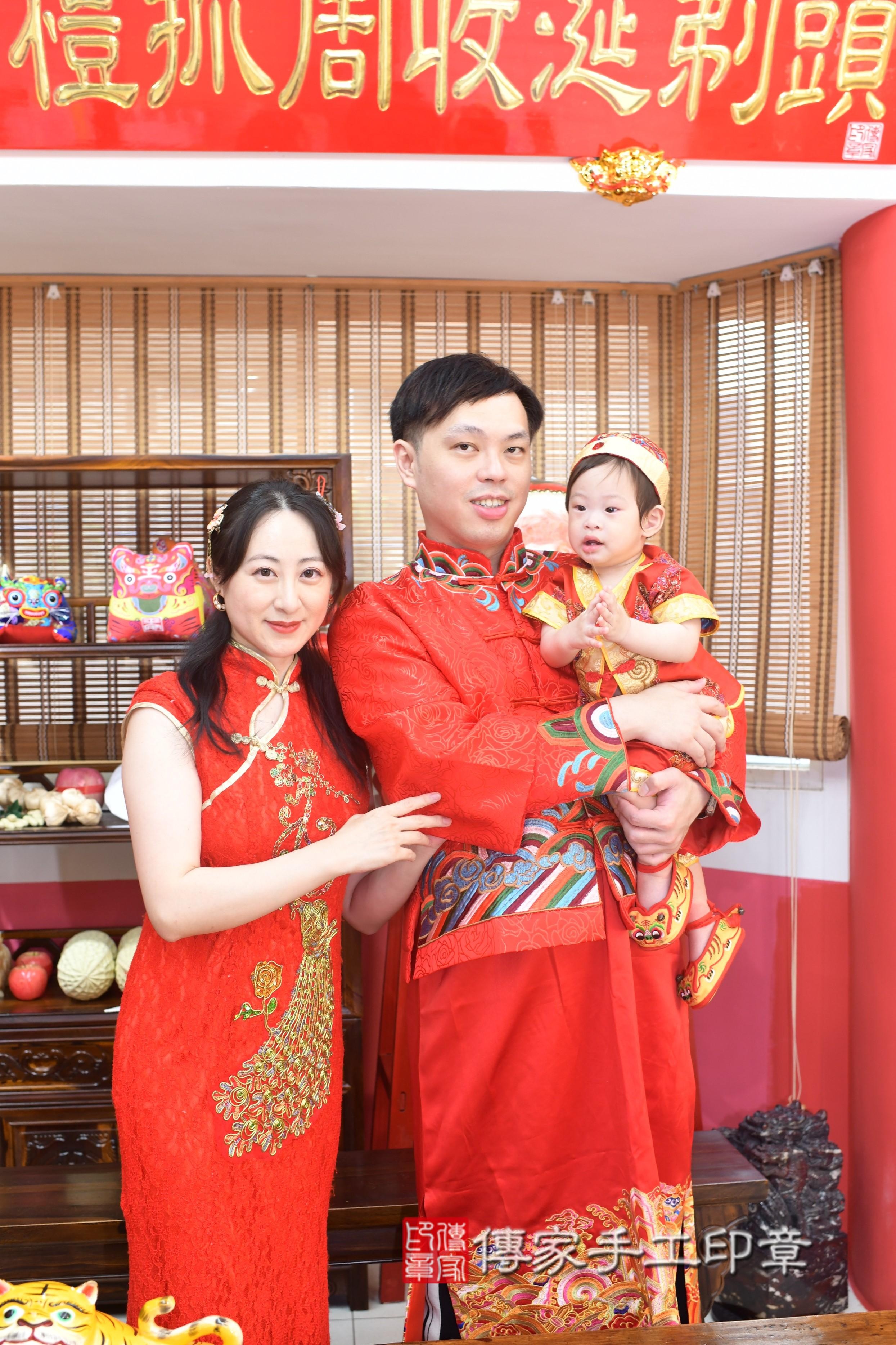 傳家手工印章高雄店、抓周、度脺、中國風會場、傳家嬰兒古禮、吉祥話、抓周道具物品24種、拍照。抓周證書。寶寶抓周、滿周歲、生日快樂、祝福 傳家手工印章高雄店、抓周、度脺、中國風會場、傳家嬰兒古禮、吉祥話、抓周道具物品24種、拍照。抓周證書。寶寶抓周、滿周歲、生日快樂、祝福