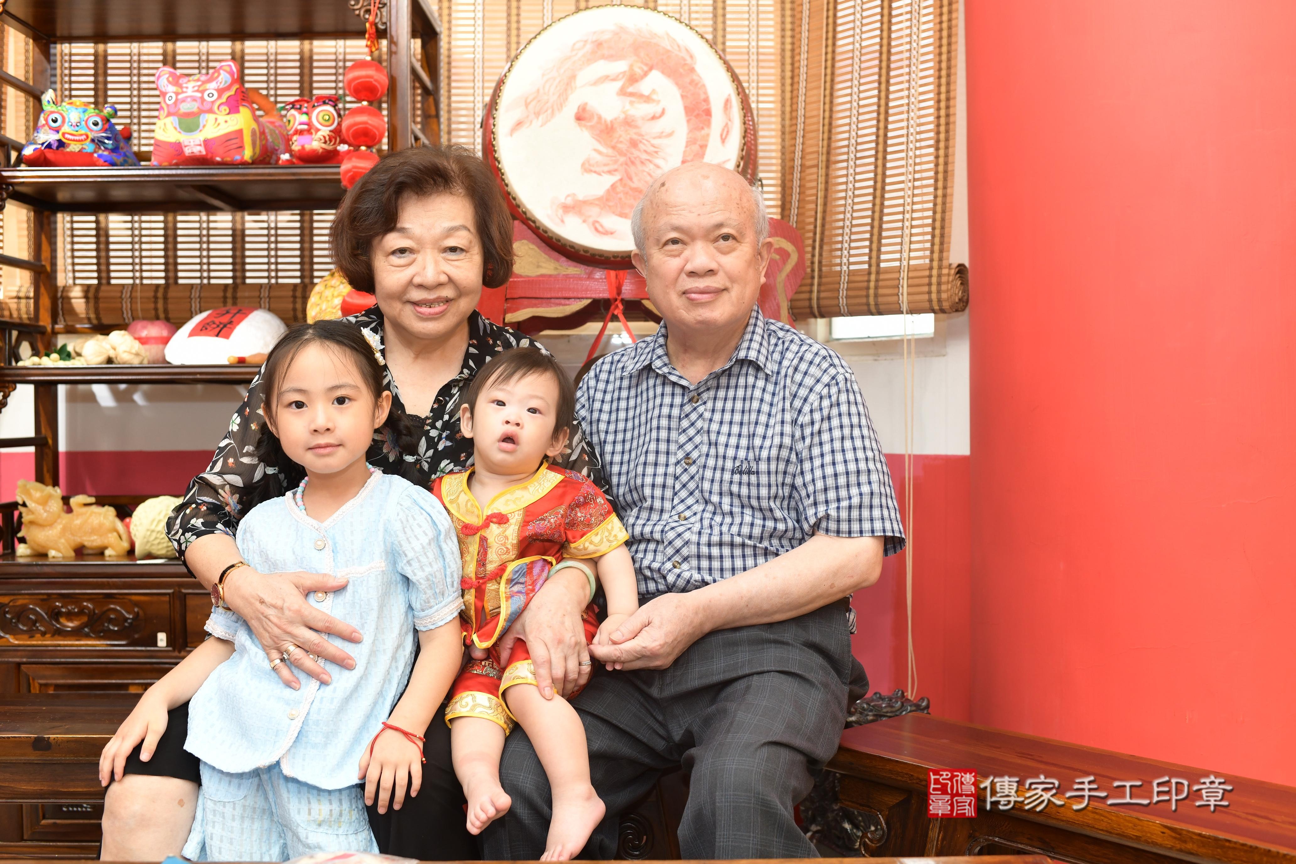 傳家手工印章高雄店、抓周、度脺、中國風會場、傳家嬰兒古禮、吉祥話、抓周道具物品24種、拍照。抓周證書。寶寶抓周、滿周歲、生日快樂、祝福 傳家手工印章高雄店、抓周、度脺、中國風會場、傳家嬰兒古禮、吉祥話、抓周道具物品24種、拍照。抓周證書。寶寶抓周、滿周歲、生日快樂、祝福