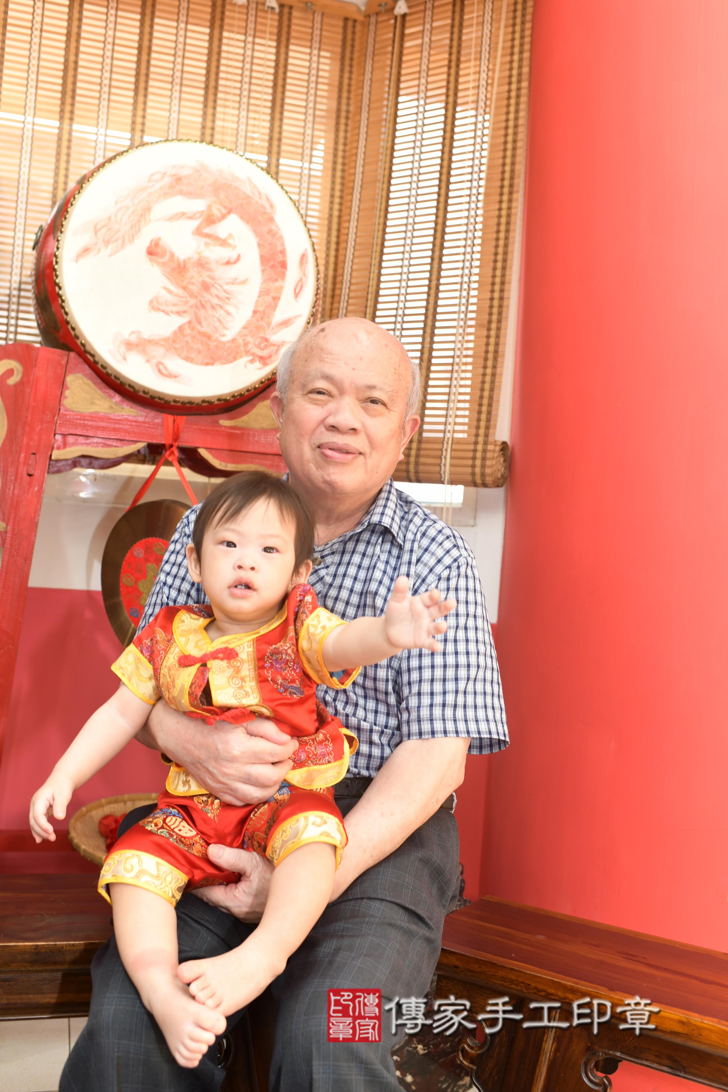傳家手工印章高雄店、抓周、度脺、中國風會場、傳家嬰兒古禮、吉祥話、抓周道具物品24種、拍照。抓周證書。寶寶抓周、滿周歲、生日快樂、祝福 傳家手工印章高雄店、抓周、度脺、中國風會場、傳家嬰兒古禮、吉祥話、抓周道具物品24種、拍照。抓周證書。寶寶抓周、滿周歲、生日快樂、祝福