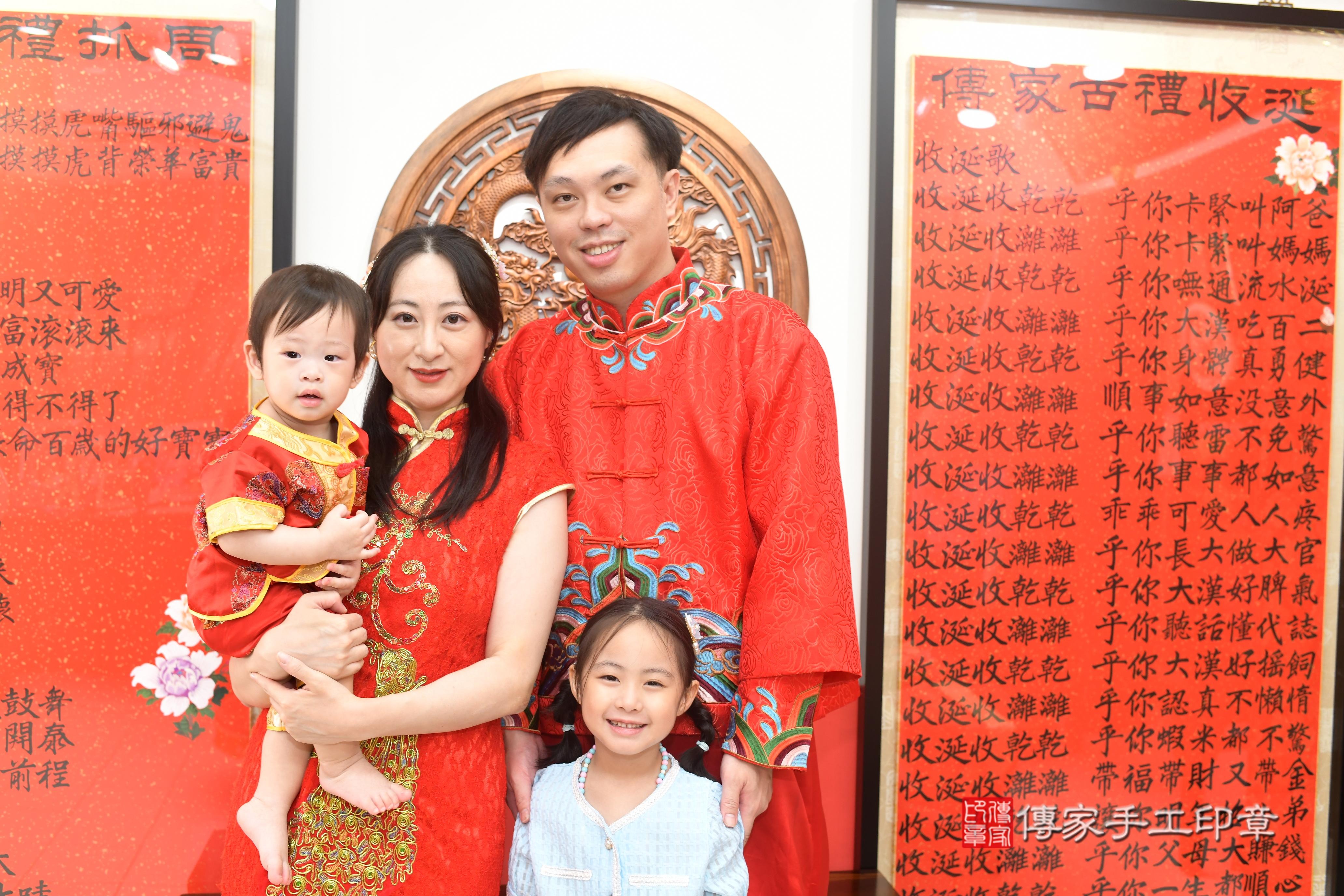 傳家手工印章高雄店、抓周、度脺、中國風會場、傳家嬰兒古禮、吉祥話、抓周道具物品24種、拍照。抓周證書。寶寶抓周、滿周歲、生日快樂、祝福 傳家手工印章高雄店、抓周、度脺、中國風會場、傳家嬰兒古禮、吉祥話、抓周道具物品24種、拍照。抓周證書。寶寶抓周、滿周歲、生日快樂、祝福