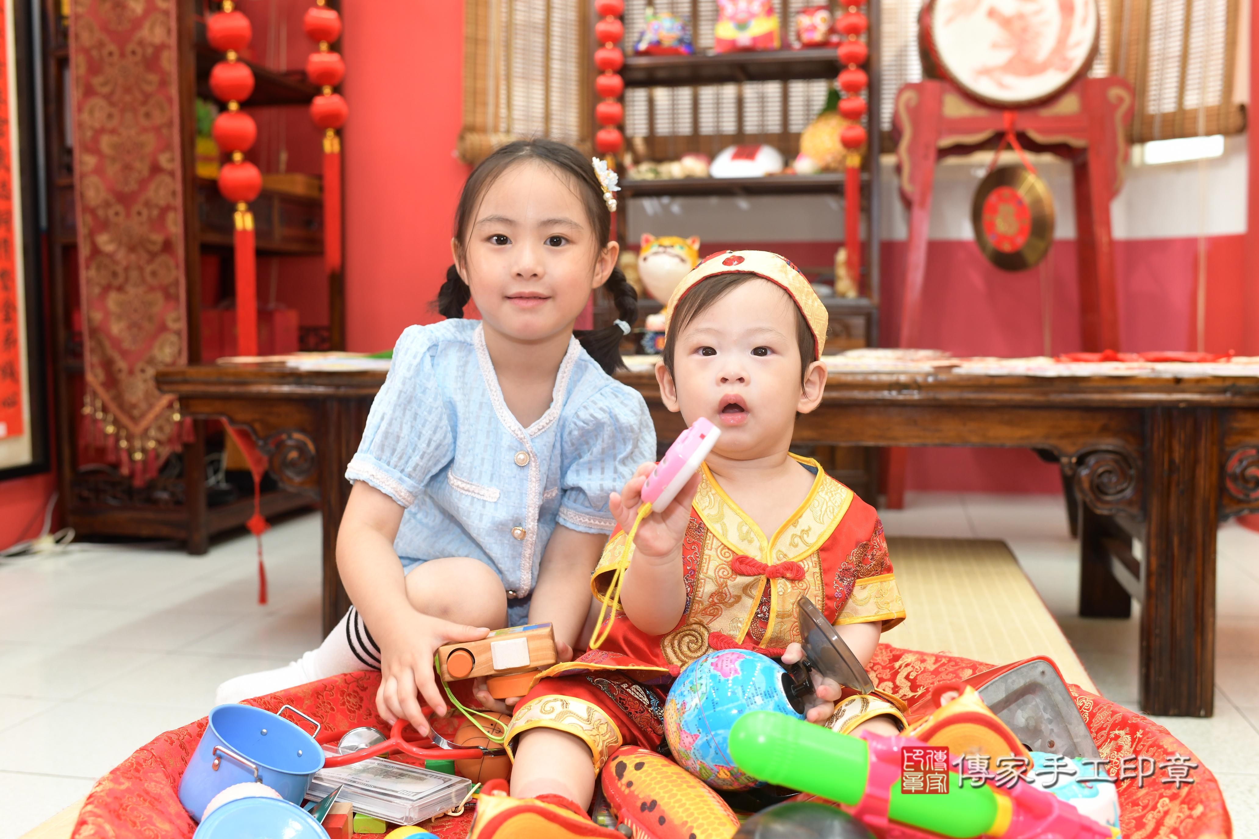 傳家手工印章高雄店、抓周、度脺、中國風會場、傳家嬰兒古禮、吉祥話、抓周道具物品24種、拍照。抓周證書。寶寶抓周、滿周歲、生日快樂、祝福 傳家手工印章高雄店、抓周、度脺、中國風會場、傳家嬰兒古禮、吉祥話、抓周道具物品24種、拍照。抓周證書。寶寶抓周、滿周歲、生日快樂、祝福