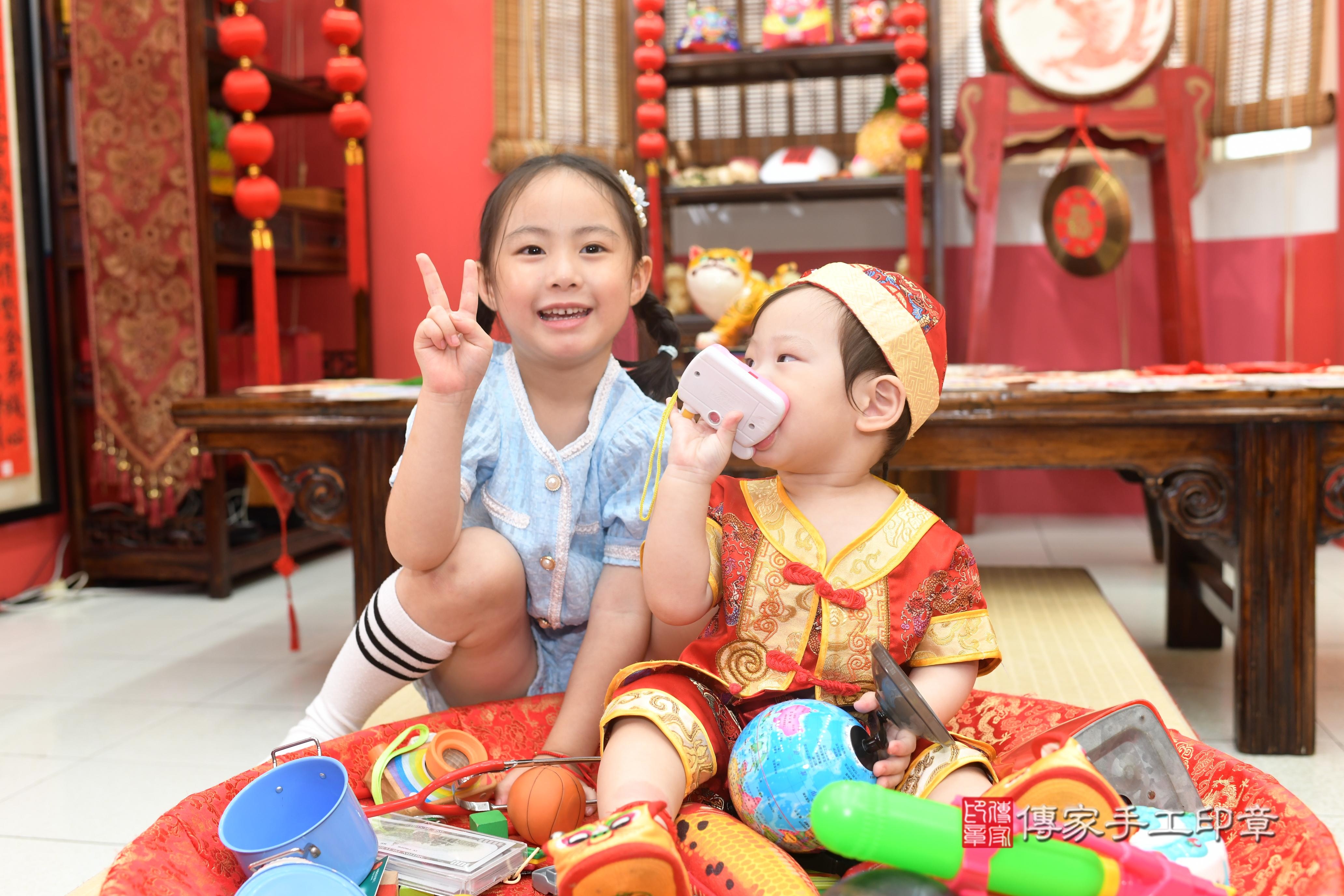 傳家手工印章高雄店、抓周、度脺、中國風會場、傳家嬰兒古禮、吉祥話、抓周道具物品24種、拍照。抓周證書。寶寶抓周、滿周歲、生日快樂、祝福 傳家手工印章高雄店、抓周、度脺、中國風會場、傳家嬰兒古禮、吉祥話、抓周道具物品24種、拍照。抓周證書。寶寶抓周、滿周歲、生日快樂、祝福