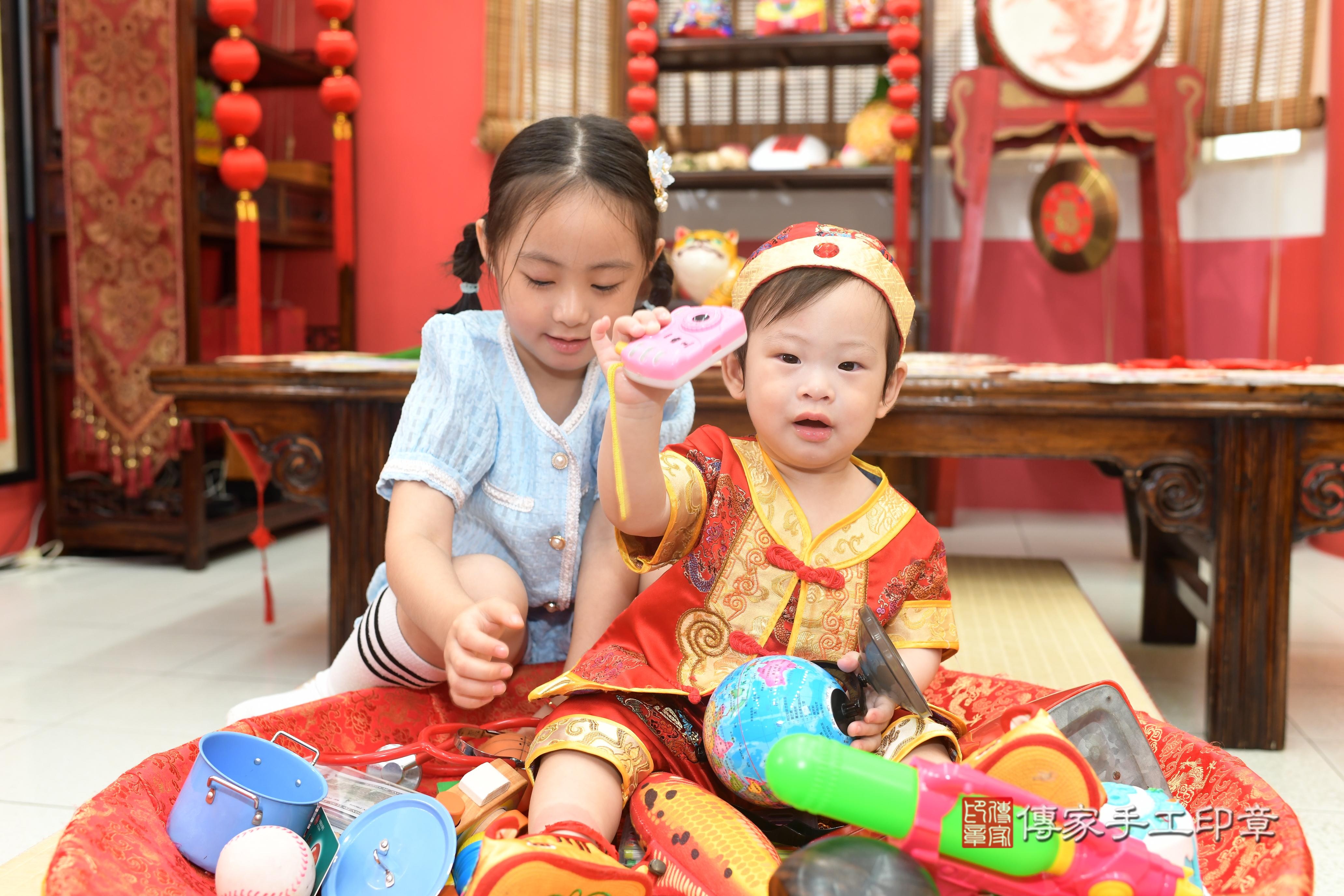 傳家手工印章高雄店、抓周、度脺、中國風會場、傳家嬰兒古禮、吉祥話、抓周道具物品24種、拍照。抓周證書。寶寶抓周、滿周歲、生日快樂、祝福 傳家手工印章高雄店、抓周、度脺、中國風會場、傳家嬰兒古禮、吉祥話、抓周道具物品24種、拍照。抓周證書。寶寶抓周、滿周歲、生日快樂、祝福