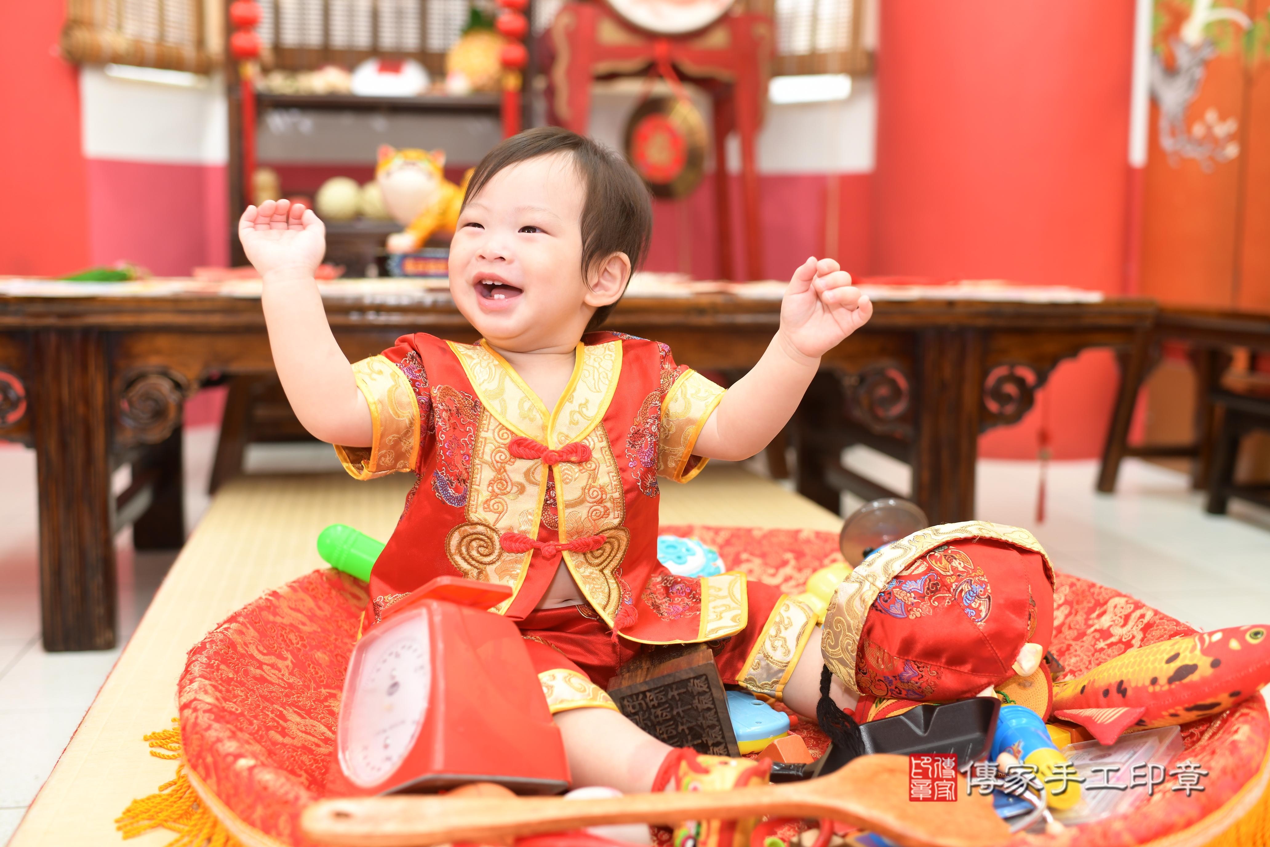 傳家手工印章高雄店、抓周、度脺、中國風會場、傳家嬰兒古禮、吉祥話、抓周道具物品24種、拍照。抓周證書。寶寶抓周、滿周歲、生日快樂、祝福 傳家手工印章高雄店、抓周、度脺、中國風會場、傳家嬰兒古禮、吉祥話、抓周道具物品24種、拍照。抓周證書。寶寶抓周、滿周歲、生日快樂、祝福