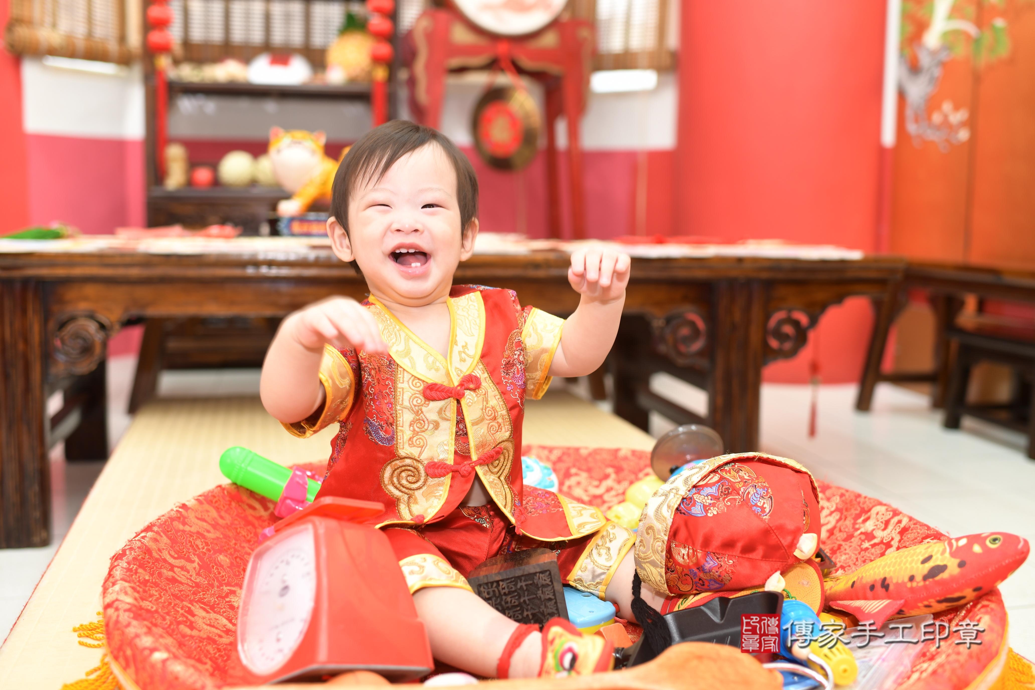 傳家手工印章高雄店、抓周、度脺、中國風會場、傳家嬰兒古禮、吉祥話、抓周道具物品24種、拍照。抓周證書。寶寶抓周、滿周歲、生日快樂、祝福 傳家手工印章高雄店、抓周、度脺、中國風會場、傳家嬰兒古禮、吉祥話、抓周道具物品24種、拍照。抓周證書。寶寶抓周、滿周歲、生日快樂、祝福