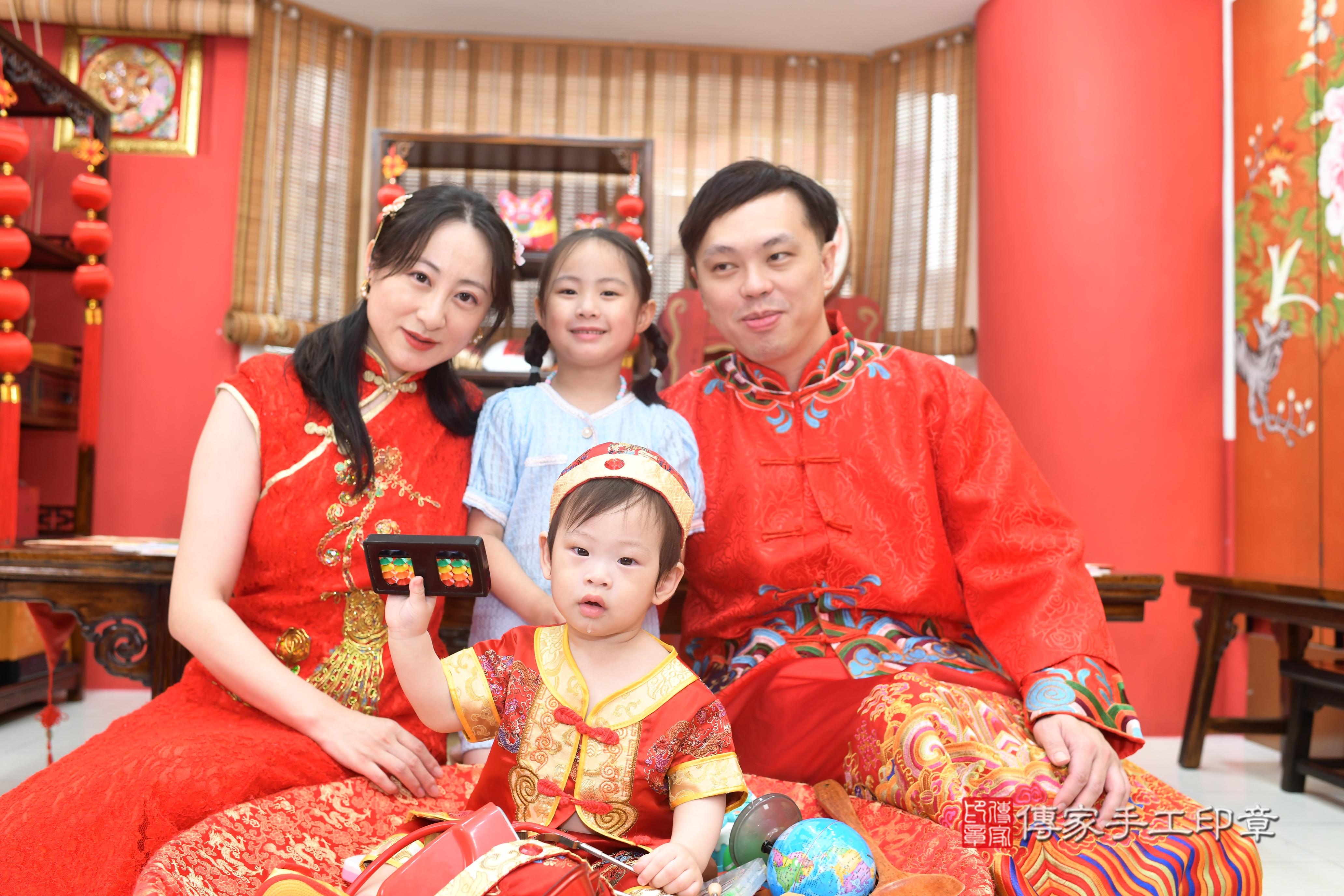 傳家手工印章高雄店、抓周、度脺、中國風會場、傳家嬰兒古禮、吉祥話、抓周道具物品24種、拍照。抓周證書。寶寶抓周、滿周歲、生日快樂、祝福 傳家手工印章高雄店、抓周、度脺、中國風會場、傳家嬰兒古禮、吉祥話、抓周道具物品24種、拍照。抓周證書。寶寶抓周、滿周歲、生日快樂、祝福