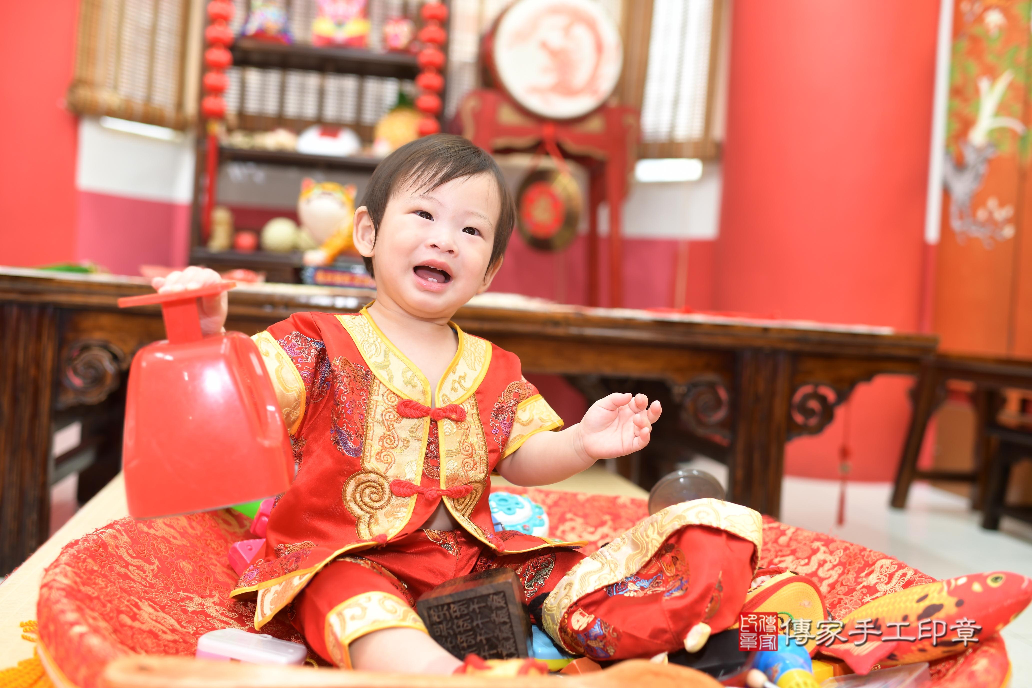 傳家手工印章高雄店、抓周、度脺、中國風會場、傳家嬰兒古禮、吉祥話、抓周道具物品24種、拍照。抓周證書。寶寶抓周、滿周歲、生日快樂、祝福 傳家手工印章高雄店、抓周、度脺、中國風會場、傳家嬰兒古禮、吉祥話、抓周道具物品24種、拍照。抓周證書。寶寶抓周、滿周歲、生日快樂、祝福