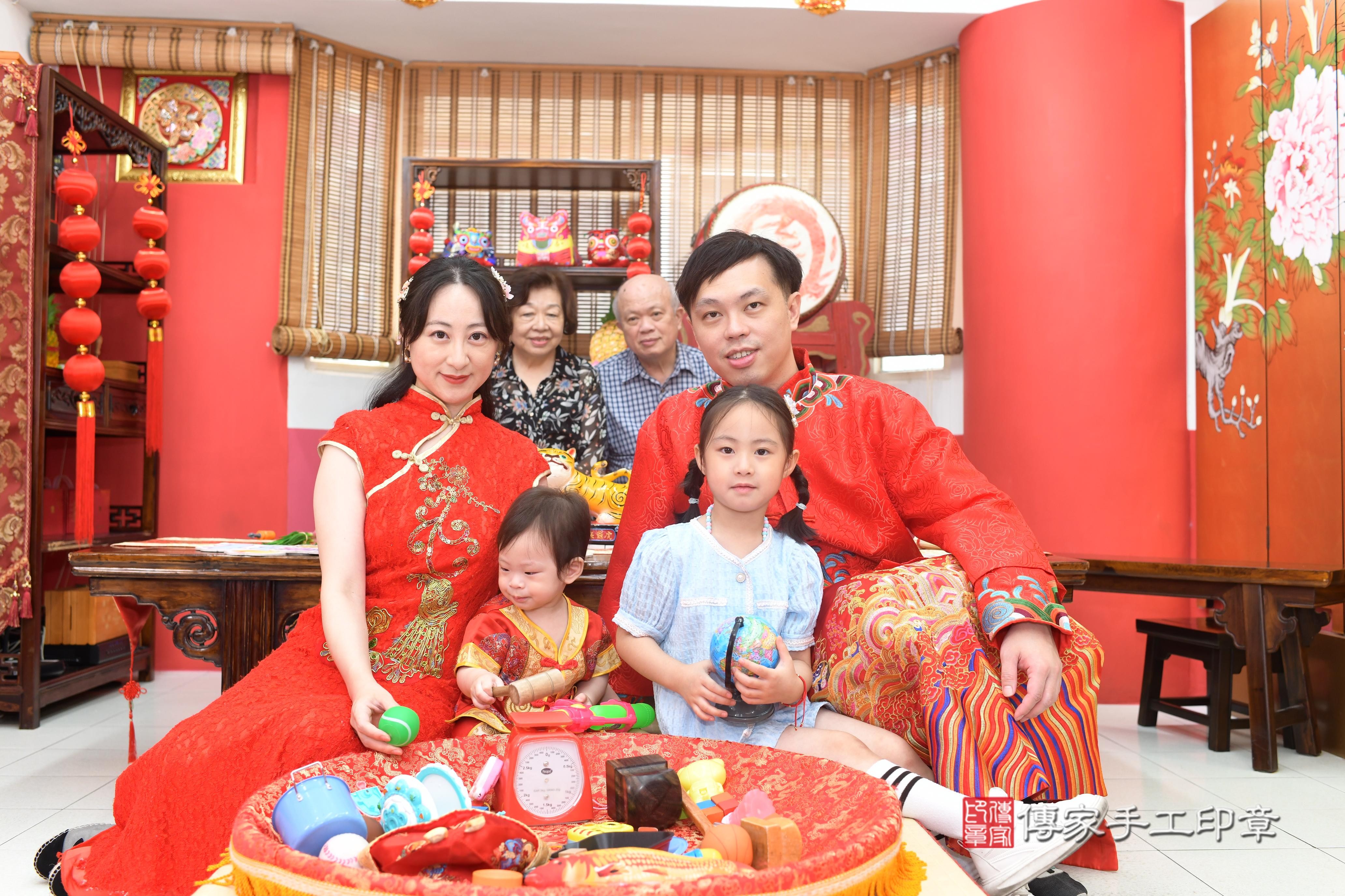 傳家手工印章高雄店、抓周、度脺、中國風會場、傳家嬰兒古禮、吉祥話、抓周道具物品24種、拍照。抓周證書。寶寶抓周、滿周歲、生日快樂、祝福 傳家手工印章高雄店、抓周、度脺、中國風會場、傳家嬰兒古禮、吉祥話、抓周道具物品24種、拍照。抓周證書。寶寶抓周、滿周歲、生日快樂、祝福