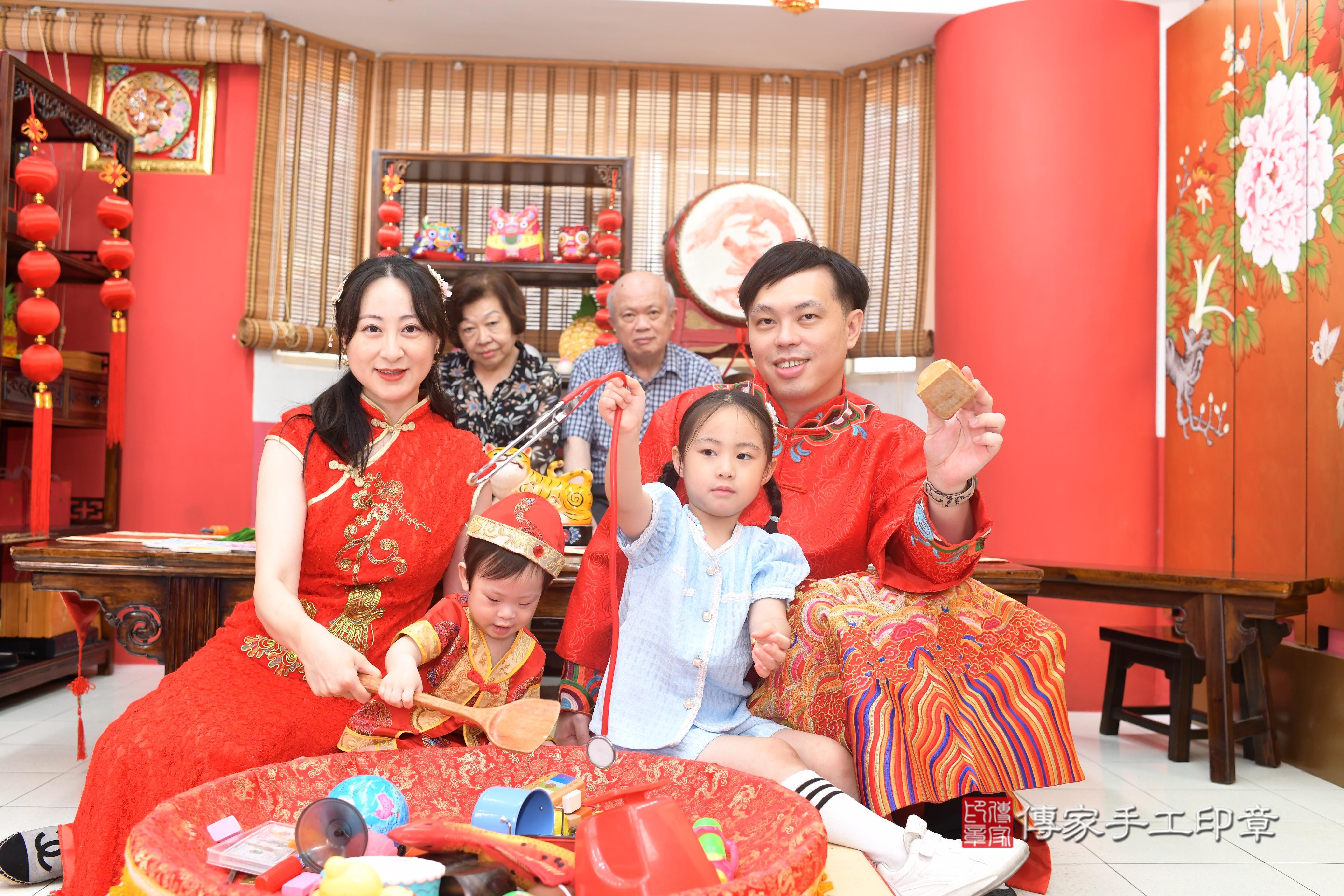 傳家手工印章高雄店、抓周、度脺、中國風會場、傳家嬰兒古禮、吉祥話、抓周道具物品24種、拍照。抓周證書。寶寶抓周、滿周歲、生日快樂、祝福 傳家手工印章高雄店、抓周、度脺、中國風會場、傳家嬰兒古禮、吉祥話、抓周道具物品24種、拍照。抓周證書。寶寶抓周、滿周歲、生日快樂、祝福