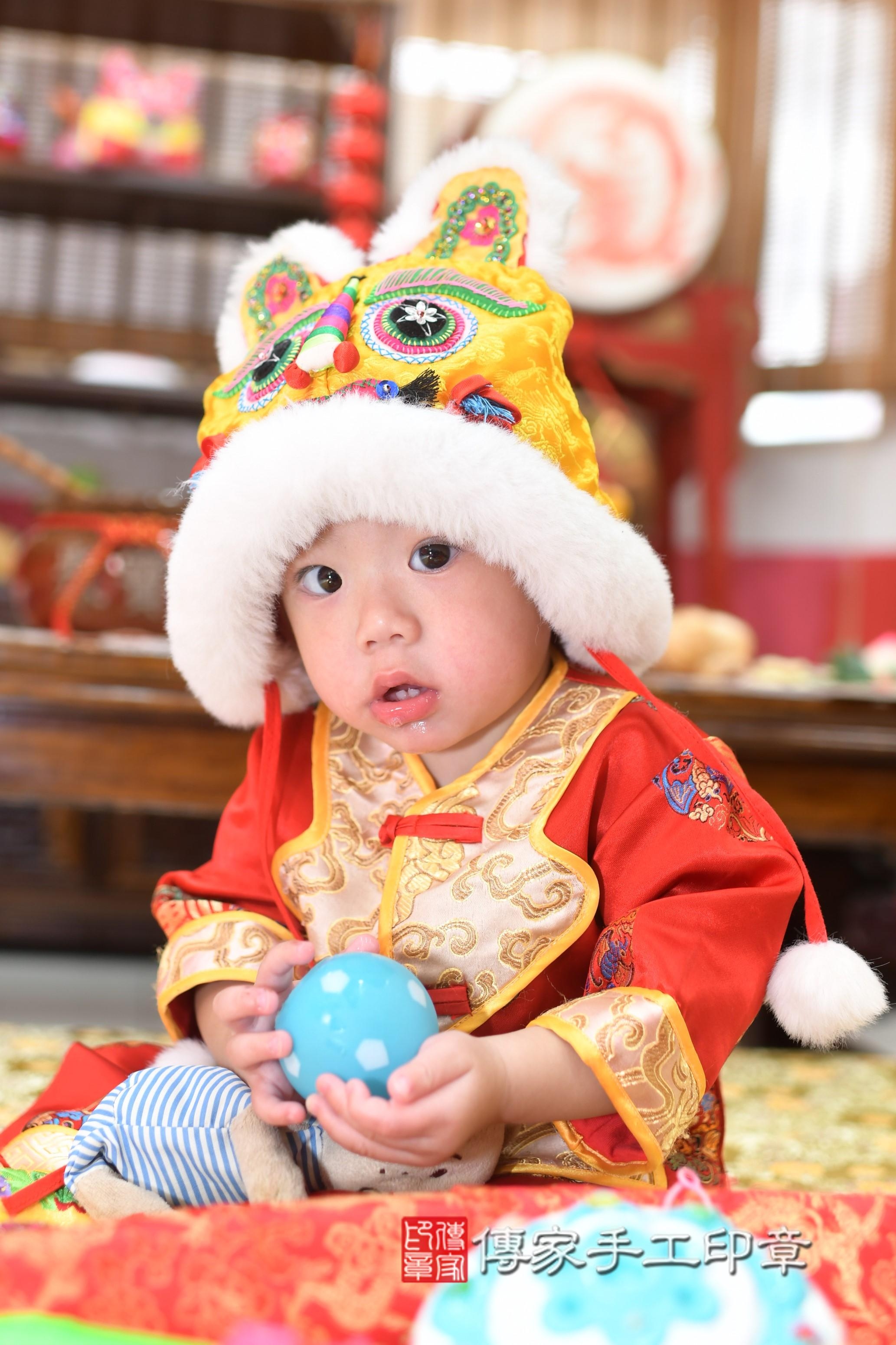 傳家手工印章高雄店、抓周、度脺、中國風會場、傳家嬰兒古禮、吉祥話、抓周道具物品24種、拍照。抓周證書。寶寶抓周、滿周歲、生日快樂、祝福 傳家手工印章高雄店、抓周、度脺、中國風會場、傳家嬰兒古禮、吉祥話、抓周道具物品24種、拍照。抓周證書。寶寶抓周、滿周歲、生日快樂、祝福