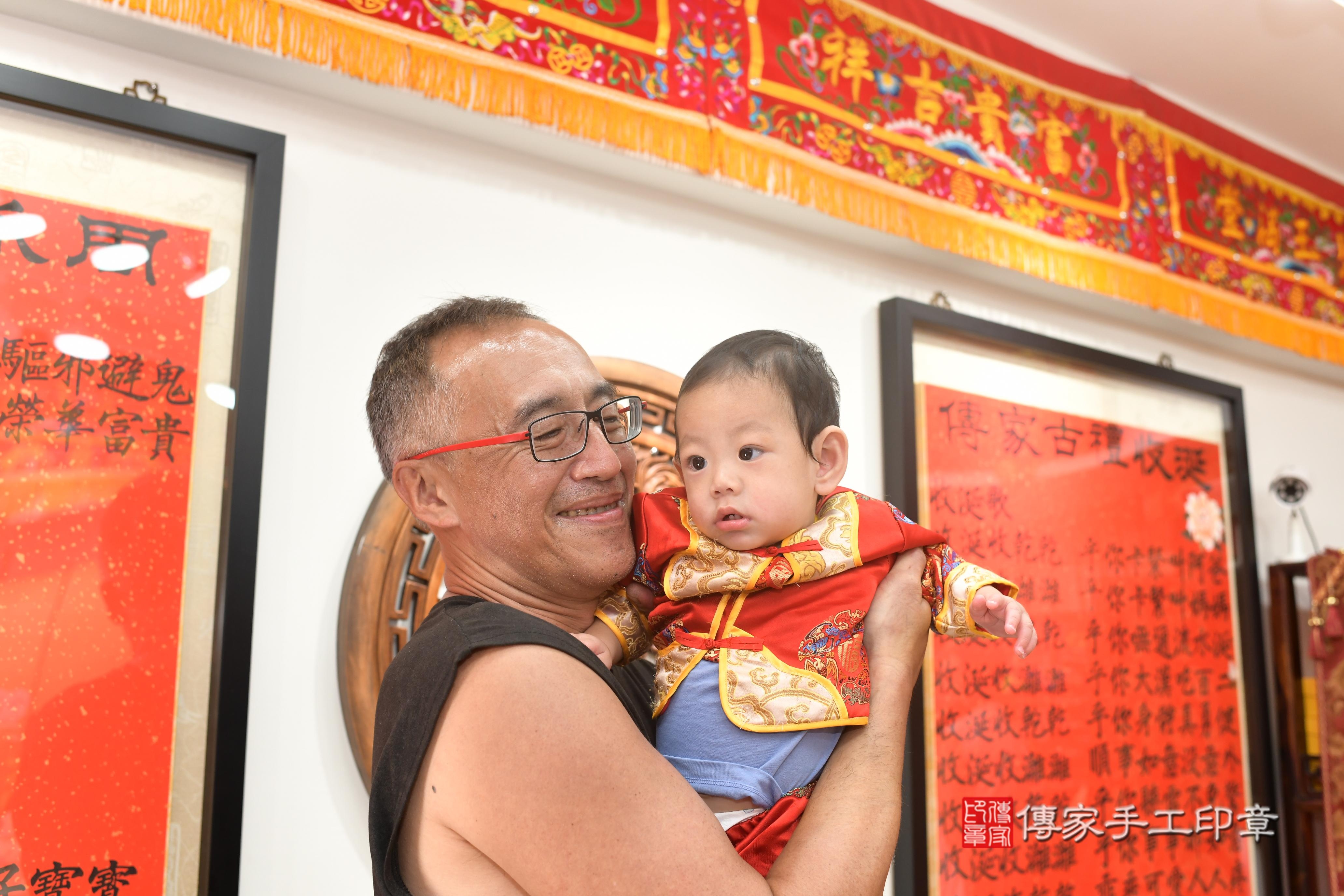 傳家手工印章高雄店、抓周、度脺、中國風會場、傳家嬰兒古禮、吉祥話、抓周道具物品24種、拍照。抓周證書。寶寶抓周、滿周歲、生日快樂、祝福 傳家手工印章高雄店、抓周、度脺、中國風會場、傳家嬰兒古禮、吉祥話、抓周道具物品24種、拍照。抓周證書。寶寶抓周、滿周歲、生日快樂、祝福