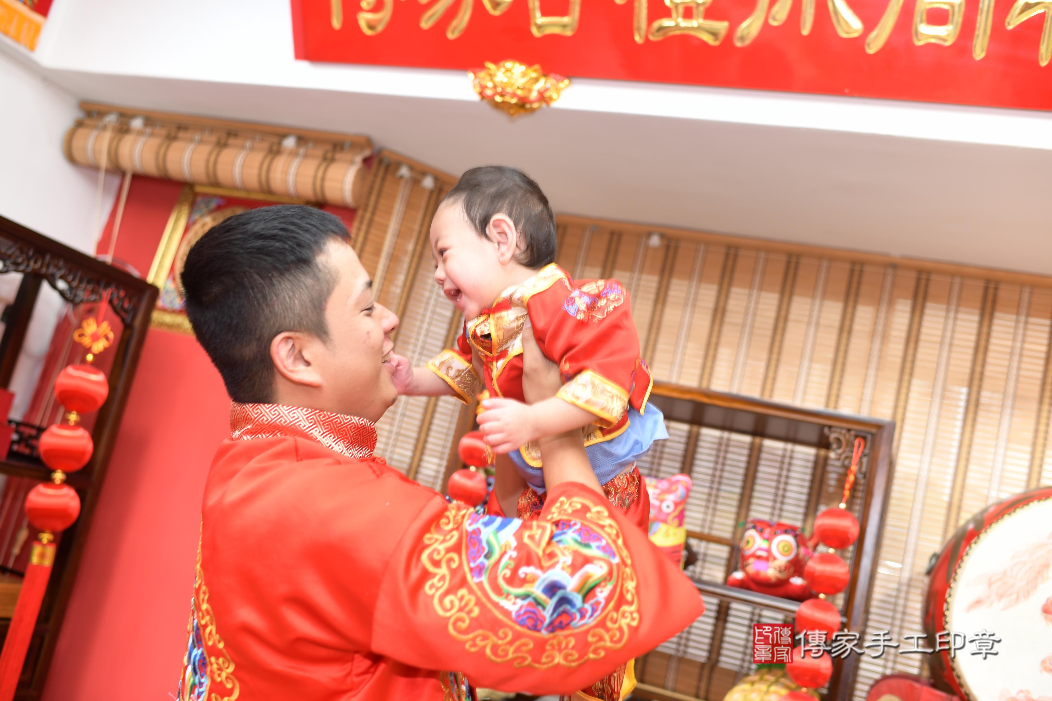 傳家手工印章高雄店、抓周、度脺、中國風會場、傳家嬰兒古禮、吉祥話、抓周道具物品24種、拍照。抓周證書。寶寶抓周、滿周歲、生日快樂、祝福 傳家手工印章高雄店、抓周、度脺、中國風會場、傳家嬰兒古禮、吉祥話、抓周道具物品24種、拍照。抓周證書。寶寶抓周、滿周歲、生日快樂、祝福