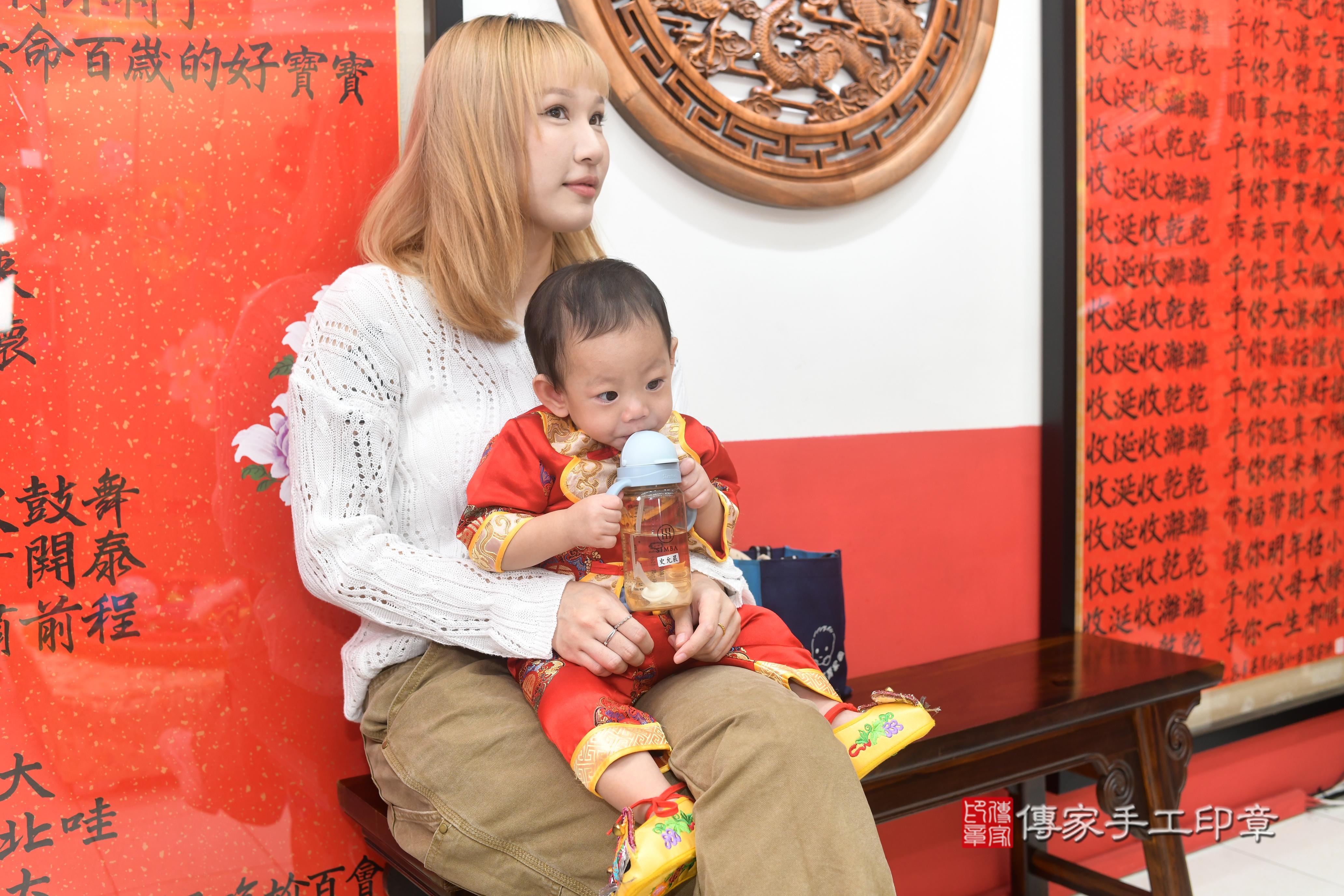 傳家手工印章高雄店、抓周、度脺、中國風會場、傳家嬰兒古禮、吉祥話、抓周道具物品24種、拍照。抓周證書。寶寶抓周、滿周歲、生日快樂、祝福 傳家手工印章高雄店、抓周、度脺、中國風會場、傳家嬰兒古禮、吉祥話、抓周道具物品24種、拍照。抓周證書。寶寶抓周、滿周歲、生日快樂、祝福