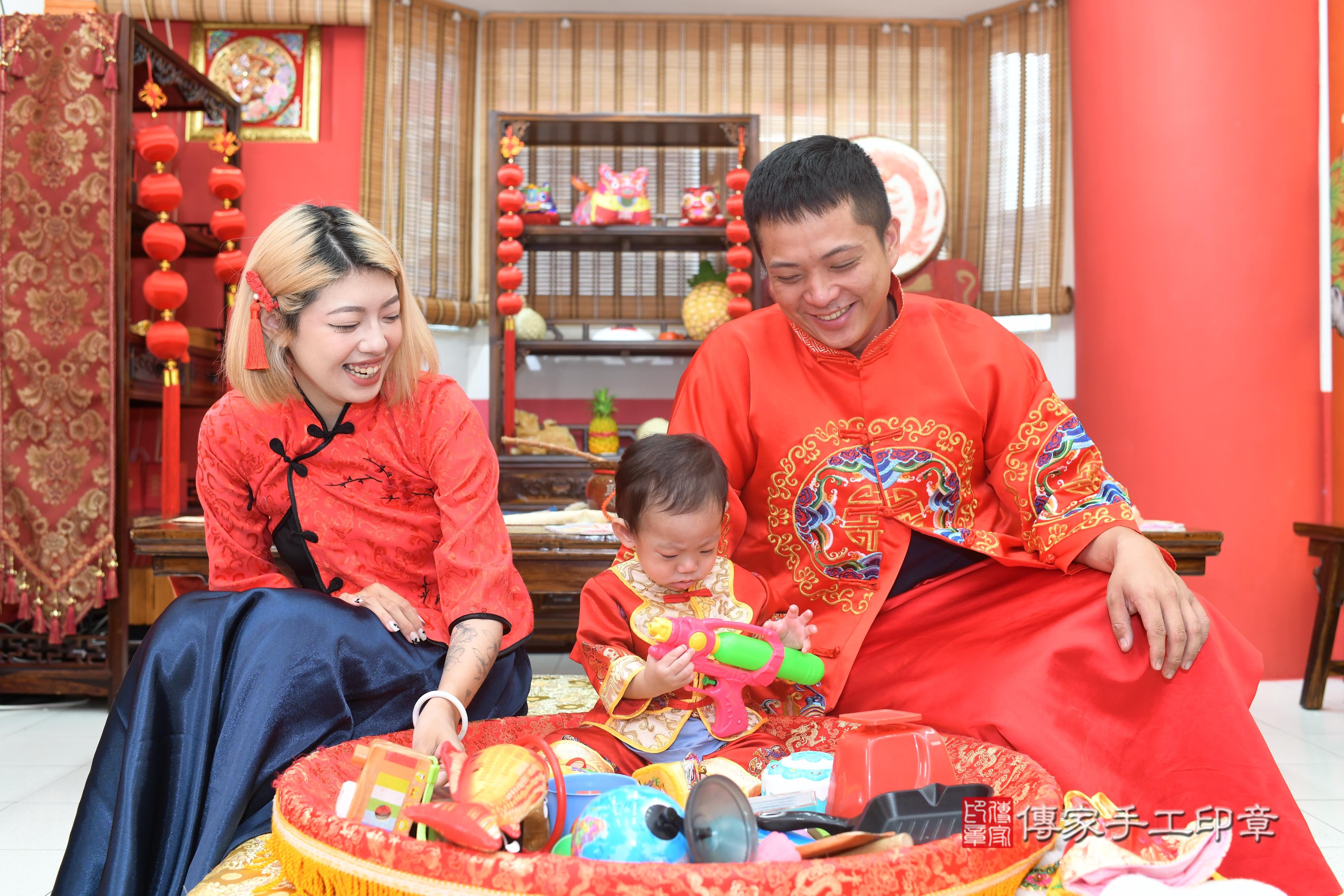 傳家手工印章高雄店、抓周、度脺、中國風會場、傳家嬰兒古禮、吉祥話、抓周道具物品24種、拍照。抓周證書。寶寶抓周、滿周歲、生日快樂、祝福 傳家手工印章高雄店、抓周、度脺、中國風會場、傳家嬰兒古禮、吉祥話、抓周道具物品24種、拍照。抓周證書。寶寶抓周、滿周歲、生日快樂、祝福