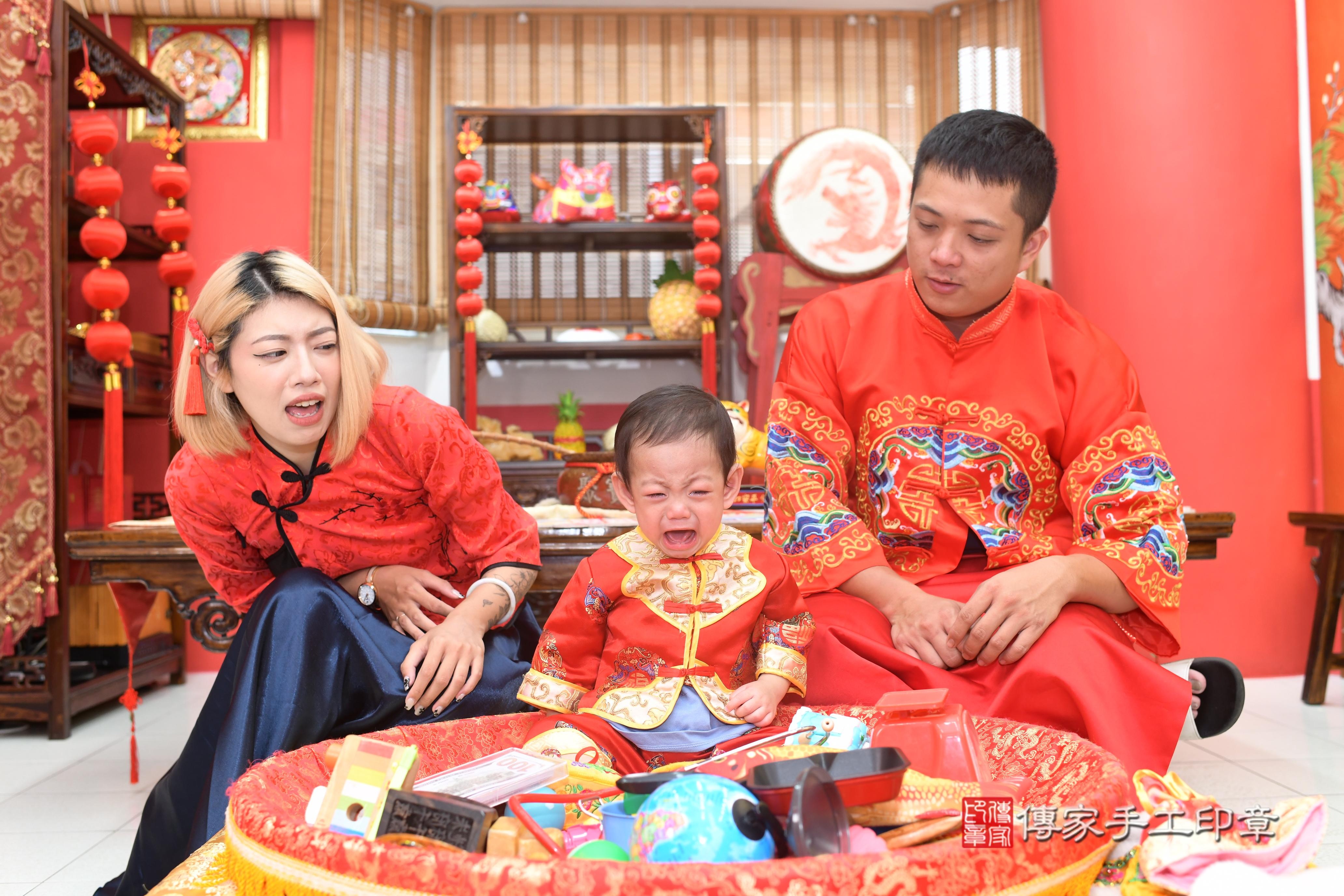 傳家手工印章高雄店、抓周、度脺、中國風會場、傳家嬰兒古禮、吉祥話、抓周道具物品24種、拍照。抓周證書。寶寶抓周、滿周歲、生日快樂、祝福 傳家手工印章高雄店、抓周、度脺、中國風會場、傳家嬰兒古禮、吉祥話、抓周道具物品24種、拍照。抓周證書。寶寶抓周、滿周歲、生日快樂、祝福