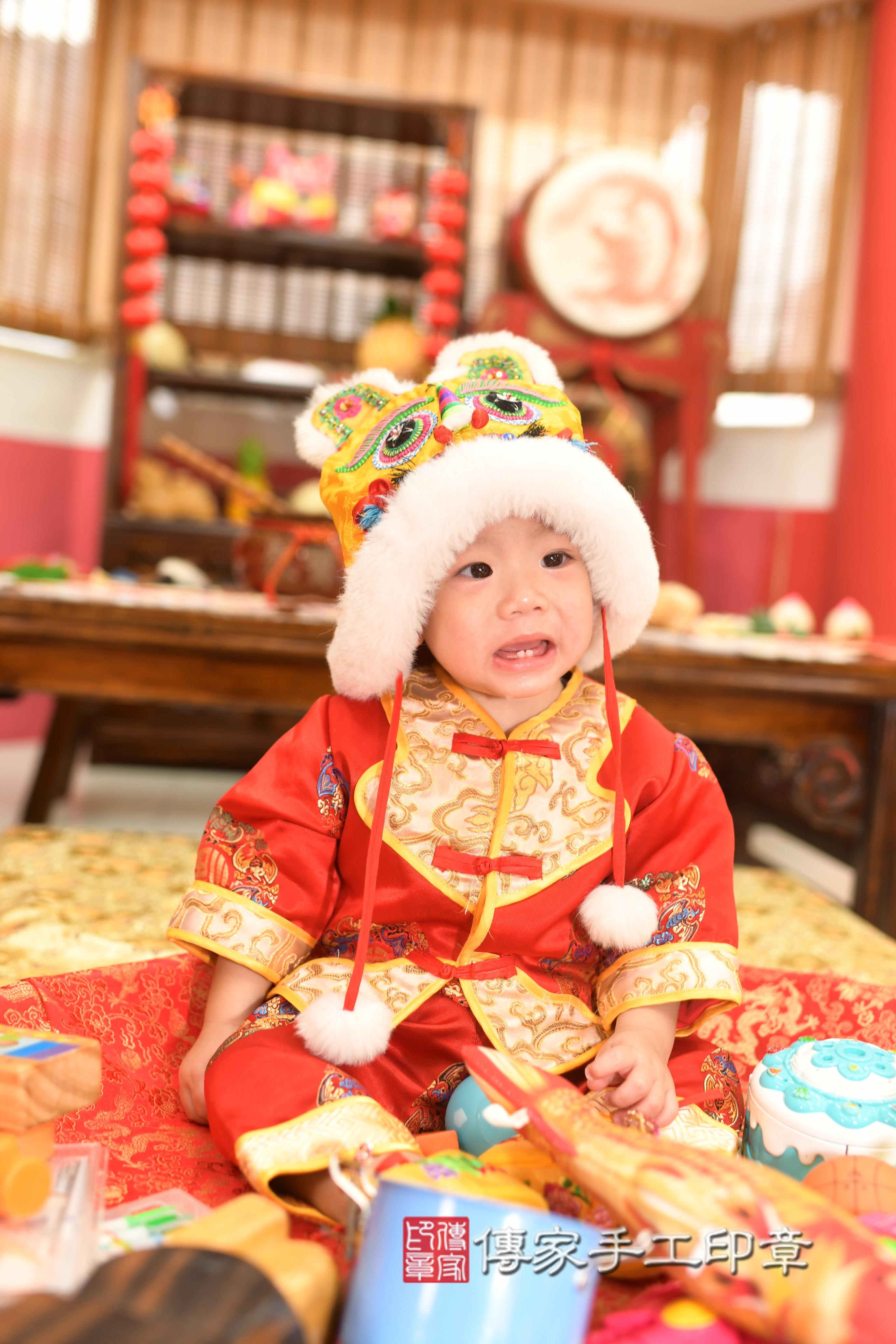 傳家手工印章高雄店、抓周、度脺、中國風會場、傳家嬰兒古禮、吉祥話、抓周道具物品24種、拍照。抓周證書。寶寶抓周、滿周歲、生日快樂、祝福 傳家手工印章高雄店、抓周、度脺、中國風會場、傳家嬰兒古禮、吉祥話、抓周道具物品24種、拍照。抓周證書。寶寶抓周、滿周歲、生日快樂、祝福