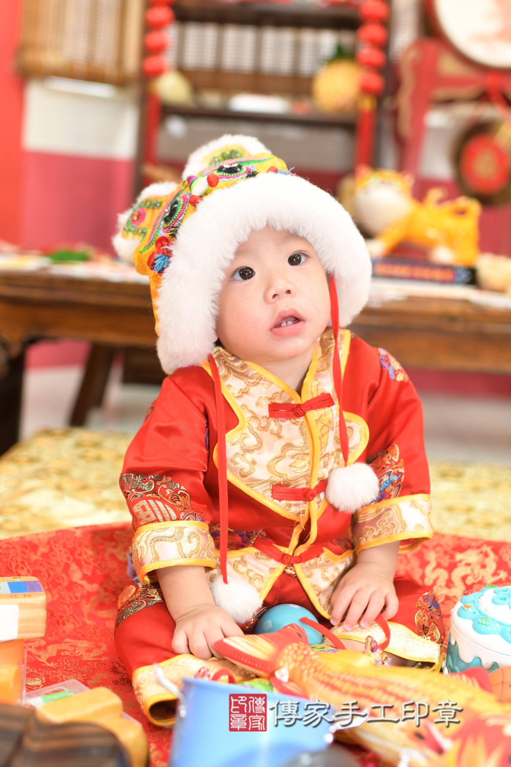 傳家手工印章高雄店、抓周、度脺、中國風會場、傳家嬰兒古禮、吉祥話、抓周道具物品24種、拍照。抓周證書。寶寶抓周、滿周歲、生日快樂、祝福 傳家手工印章高雄店、抓周、度脺、中國風會場、傳家嬰兒古禮、吉祥話、抓周道具物品24種、拍照。抓周證書。寶寶抓周、滿周歲、生日快樂、祝福