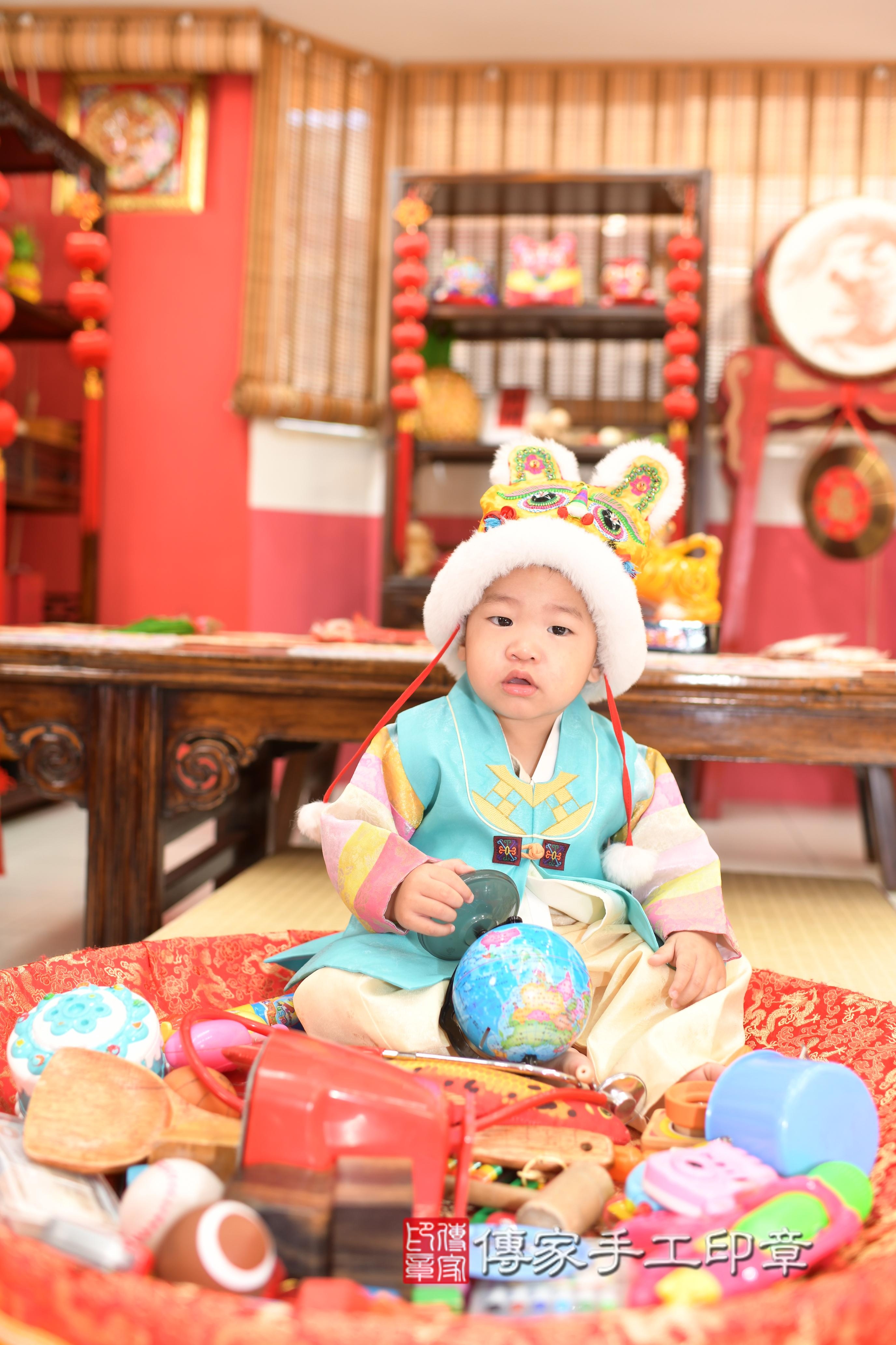 傳家手工印章高雄店、抓周、度脺、中國風會場、傳家嬰兒古禮、吉祥話、抓周道具物品24種、拍照。抓周證書。寶寶抓周、滿周歲、生日快樂、祝福 傳家手工印章高雄店、抓周、度脺、中國風會場、傳家嬰兒古禮、吉祥話、抓周道具物品24種、拍照。抓周證書。寶寶抓周、滿周歲、生日快樂、祝福