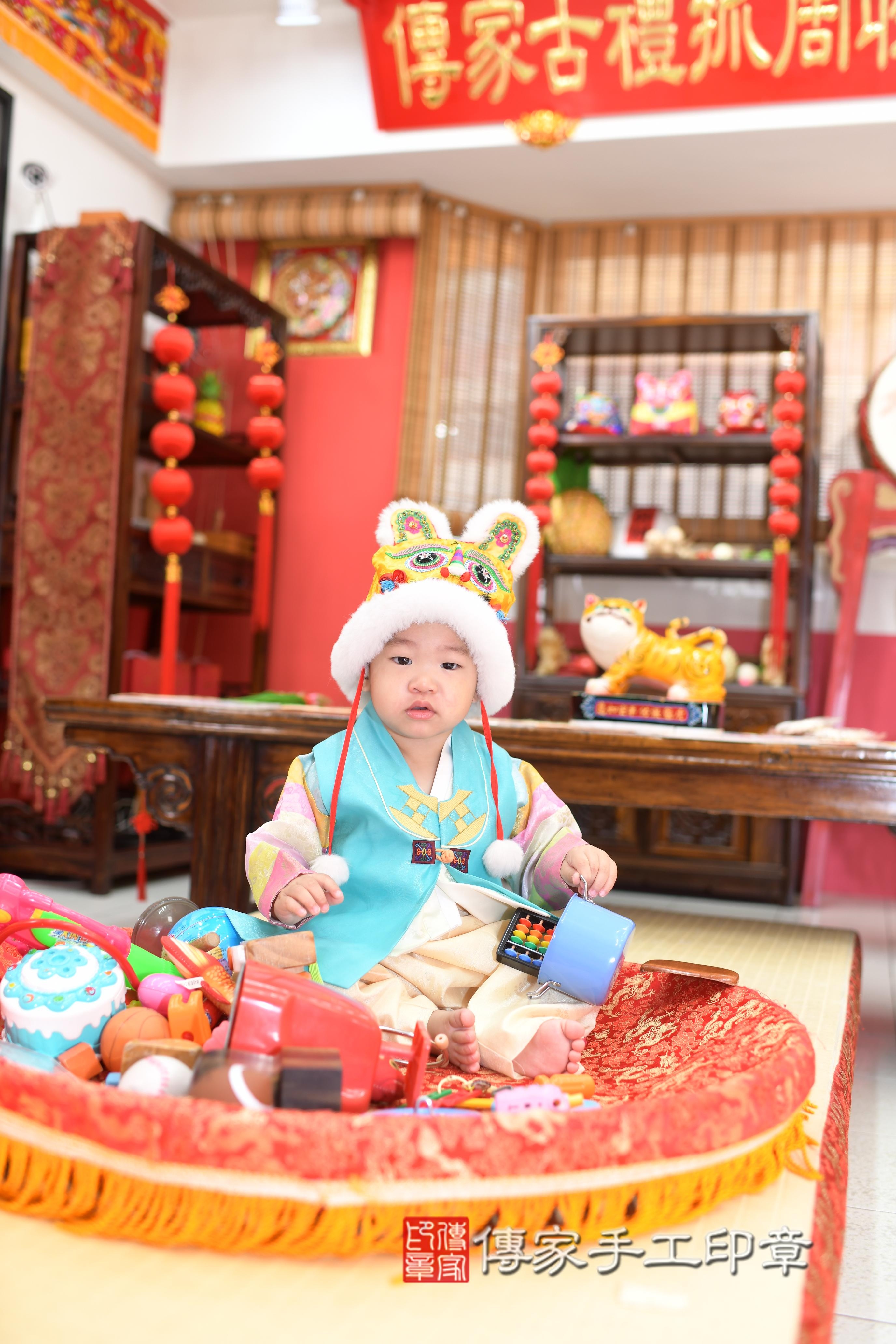 傳家手工印章高雄店、抓周、度脺、中國風會場、傳家嬰兒古禮、吉祥話、抓周道具物品24種、拍照。抓周證書。寶寶抓周、滿周歲、生日快樂、祝福 傳家手工印章高雄店、抓周、度脺、中國風會場、傳家嬰兒古禮、吉祥話、抓周道具物品24種、拍照。抓周證書。寶寶抓周、滿周歲、生日快樂、祝福