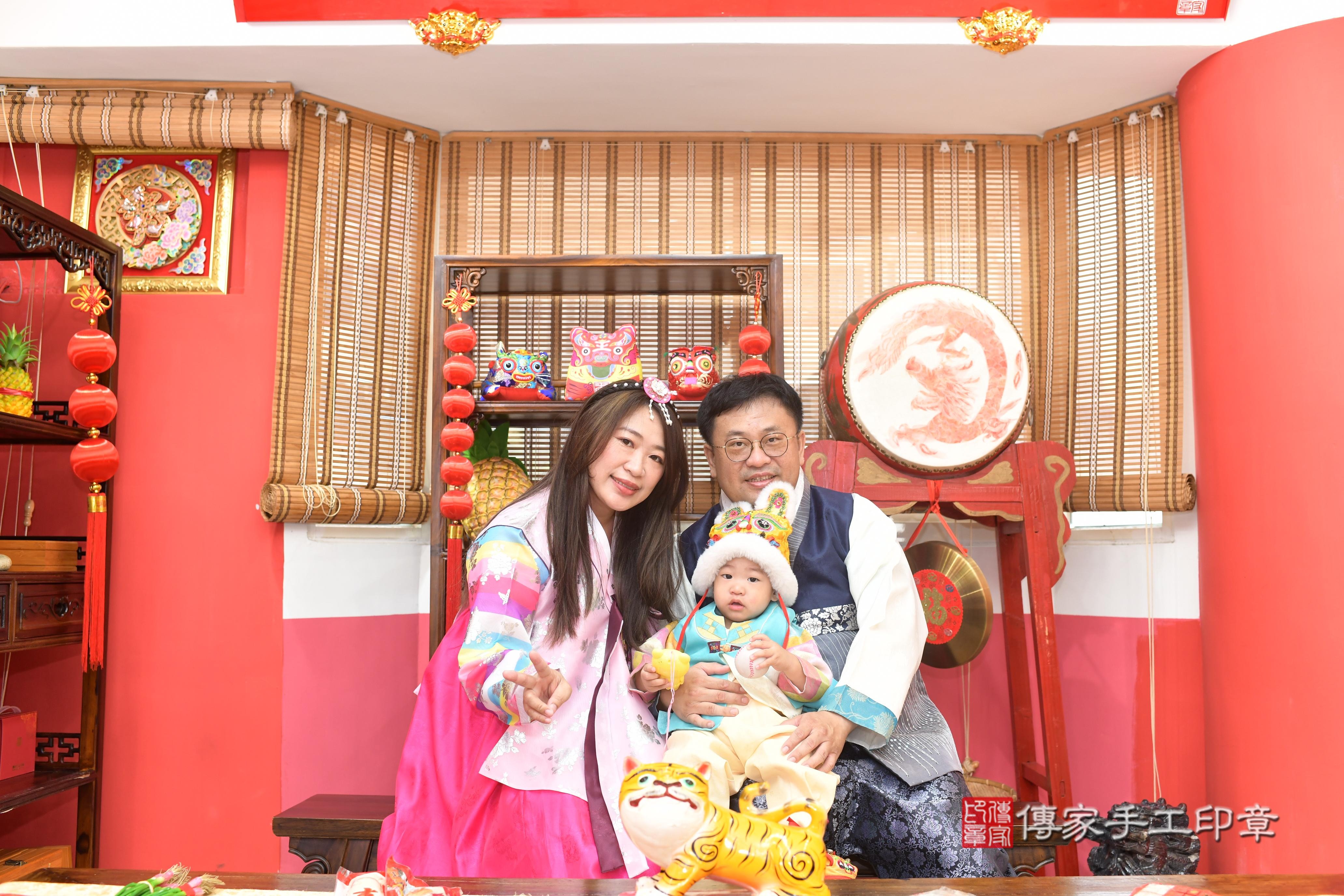 傳家手工印章高雄店、抓周、度脺、中國風會場、傳家嬰兒古禮、吉祥話、抓周道具物品24種、拍照。抓周證書。寶寶抓周、滿周歲、生日快樂、祝福 傳家手工印章高雄店、抓周、度脺、中國風會場、傳家嬰兒古禮、吉祥話、抓周道具物品24種、拍照。抓周證書。寶寶抓周、滿周歲、生日快樂、祝福