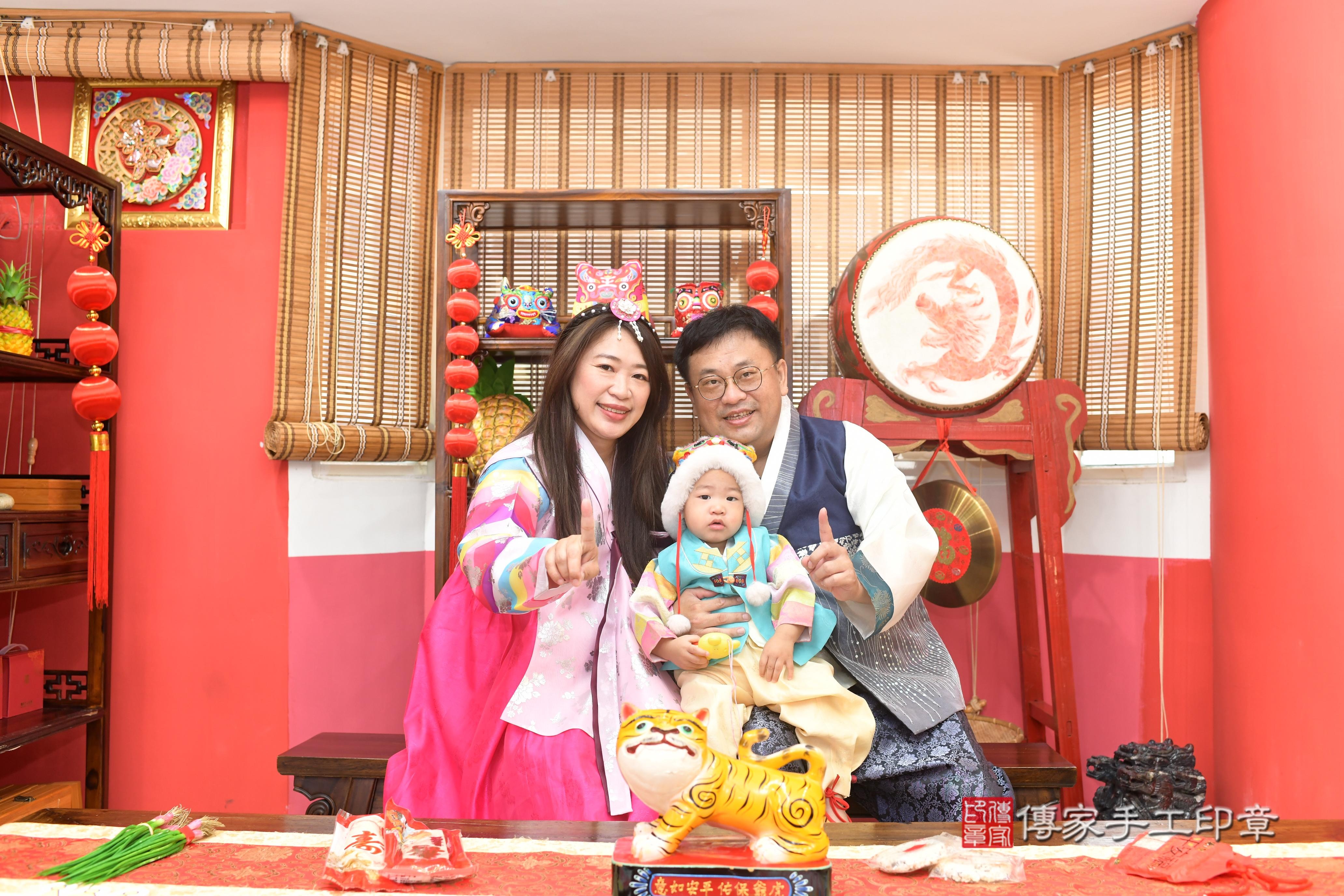 傳家手工印章高雄店、抓周、度脺、中國風會場、傳家嬰兒古禮、吉祥話、抓周道具物品24種、拍照。抓周證書。寶寶抓周、滿周歲、生日快樂、祝福 傳家手工印章高雄店、抓周、度脺、中國風會場、傳家嬰兒古禮、吉祥話、抓周道具物品24種、拍照。抓周證書。寶寶抓周、滿周歲、生日快樂、祝福