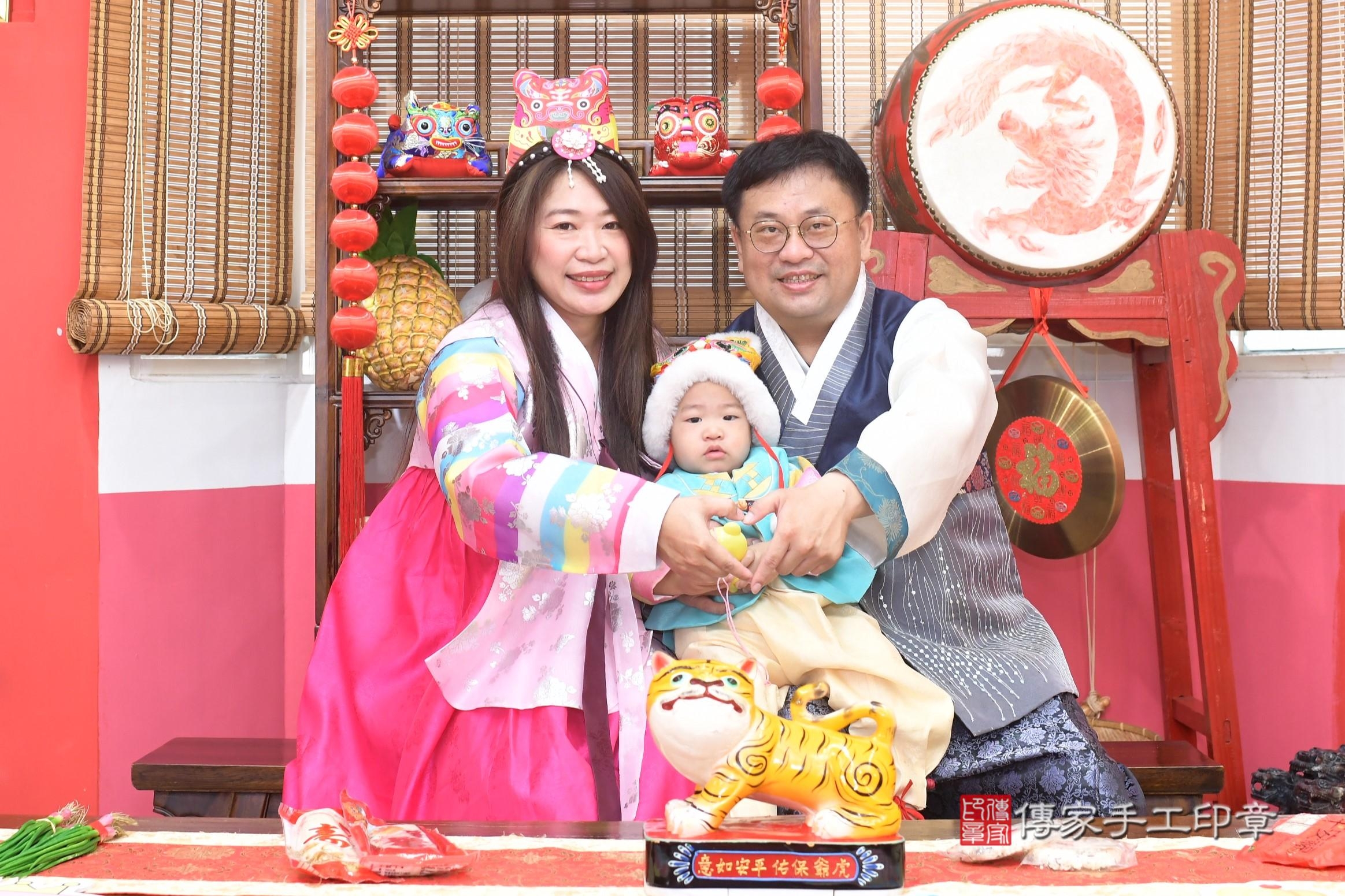 傳家手工印章高雄店、抓周、度脺、中國風會場、傳家嬰兒古禮、吉祥話、抓周道具物品24種、拍照。抓周證書。寶寶抓周、滿周歲、生日快樂、祝福 傳家手工印章高雄店、抓周、度脺、中國風會場、傳家嬰兒古禮、吉祥話、抓周道具物品24種、拍照。抓周證書。寶寶抓周、滿周歲、生日快樂、祝福